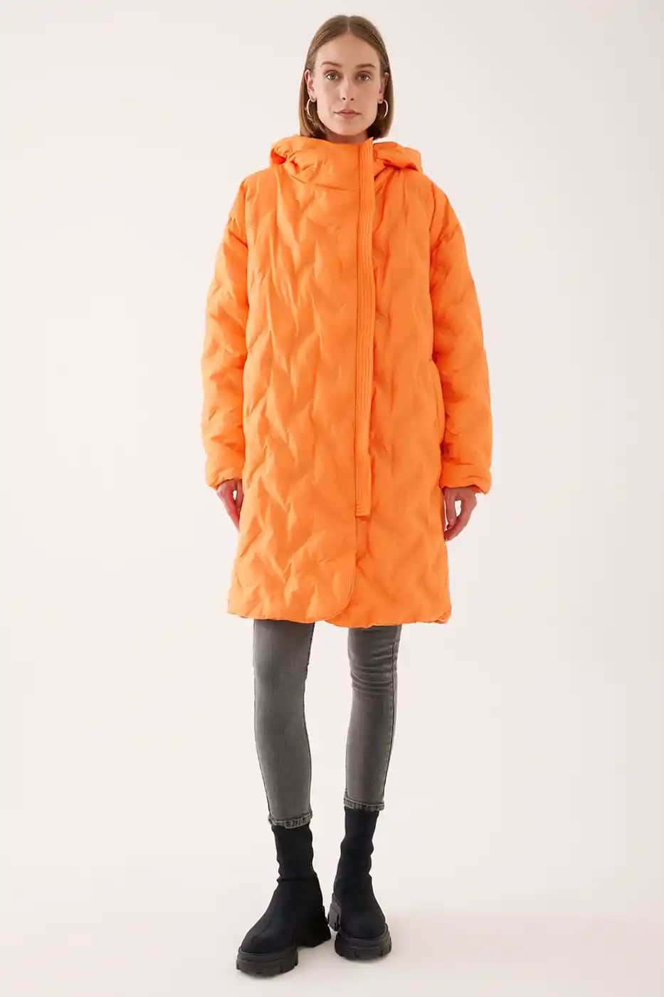 Turuncu Kadın Mont Modelleri ve Stil İpuçlarıyla Trendleri Yakalayın