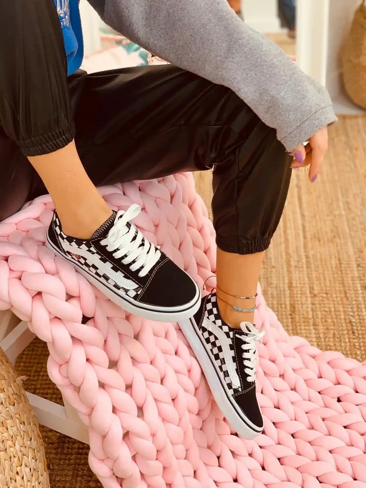 Vans Kadın Spor Ayakkabıları: Konfor ve Şıklığı Bir Arada Sunan Modeller