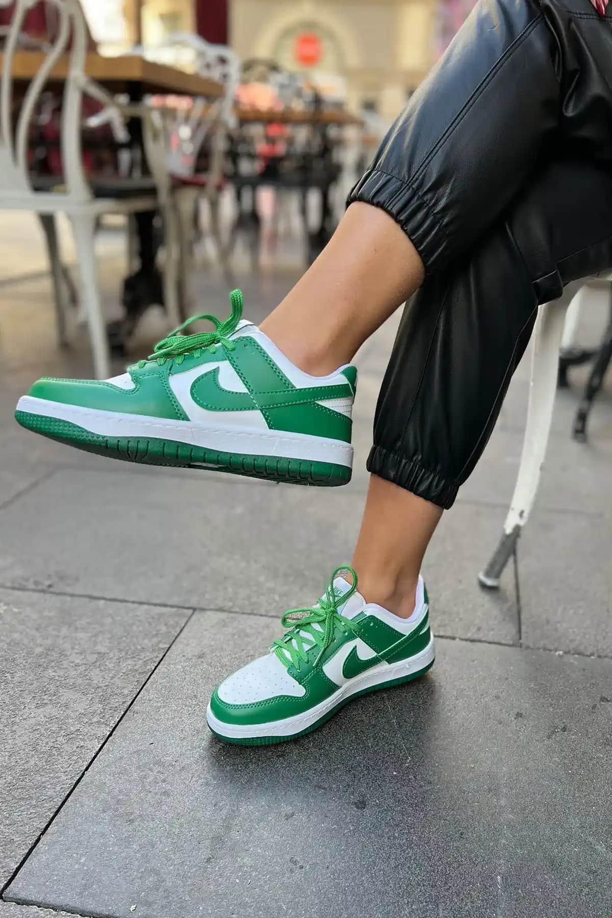 Yeşil Nike Ayakkabılar: Spor ve Şıklığı Bir Arada Sunan Modern Koleksiyon