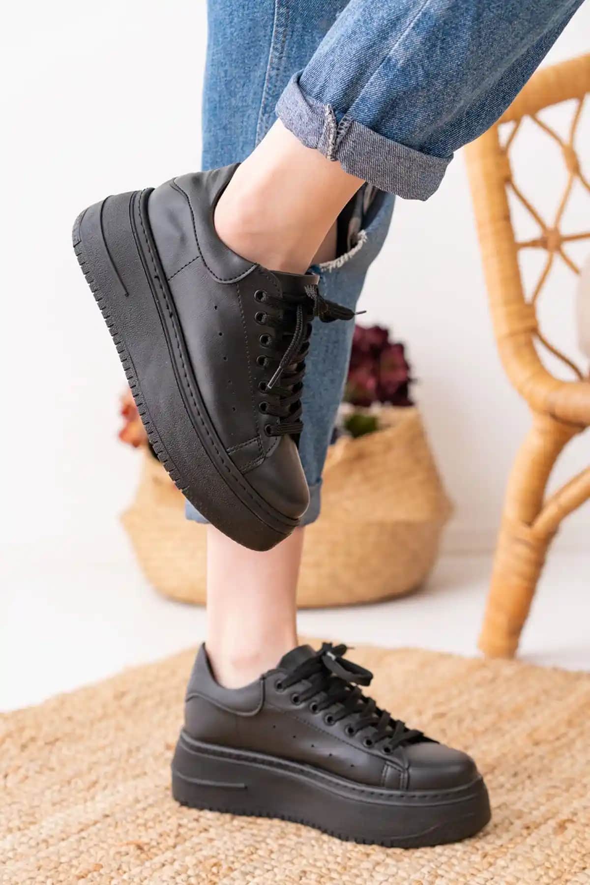 Yüksek Taban Sneakers: Stil ve Konforun Bir Arada Sunulduğu Güncel Trendler