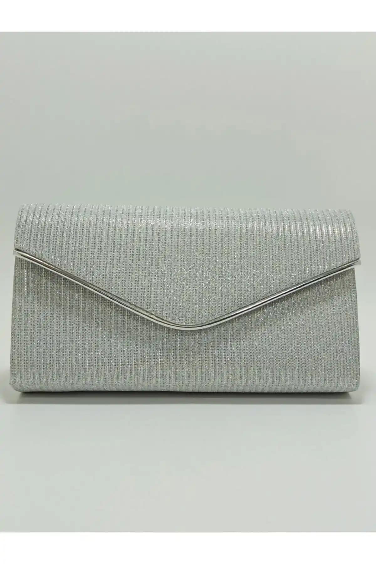 Dizaynbag ve Moom Bag: İki Şık Kadın Çantasının Karşılaştırılması