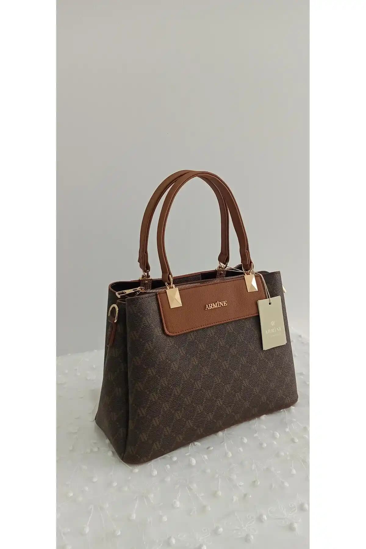 Armine Kahve Noktalı 206 Çanta: Estetik ve Fonksiyonelliğin Modern Buluşması