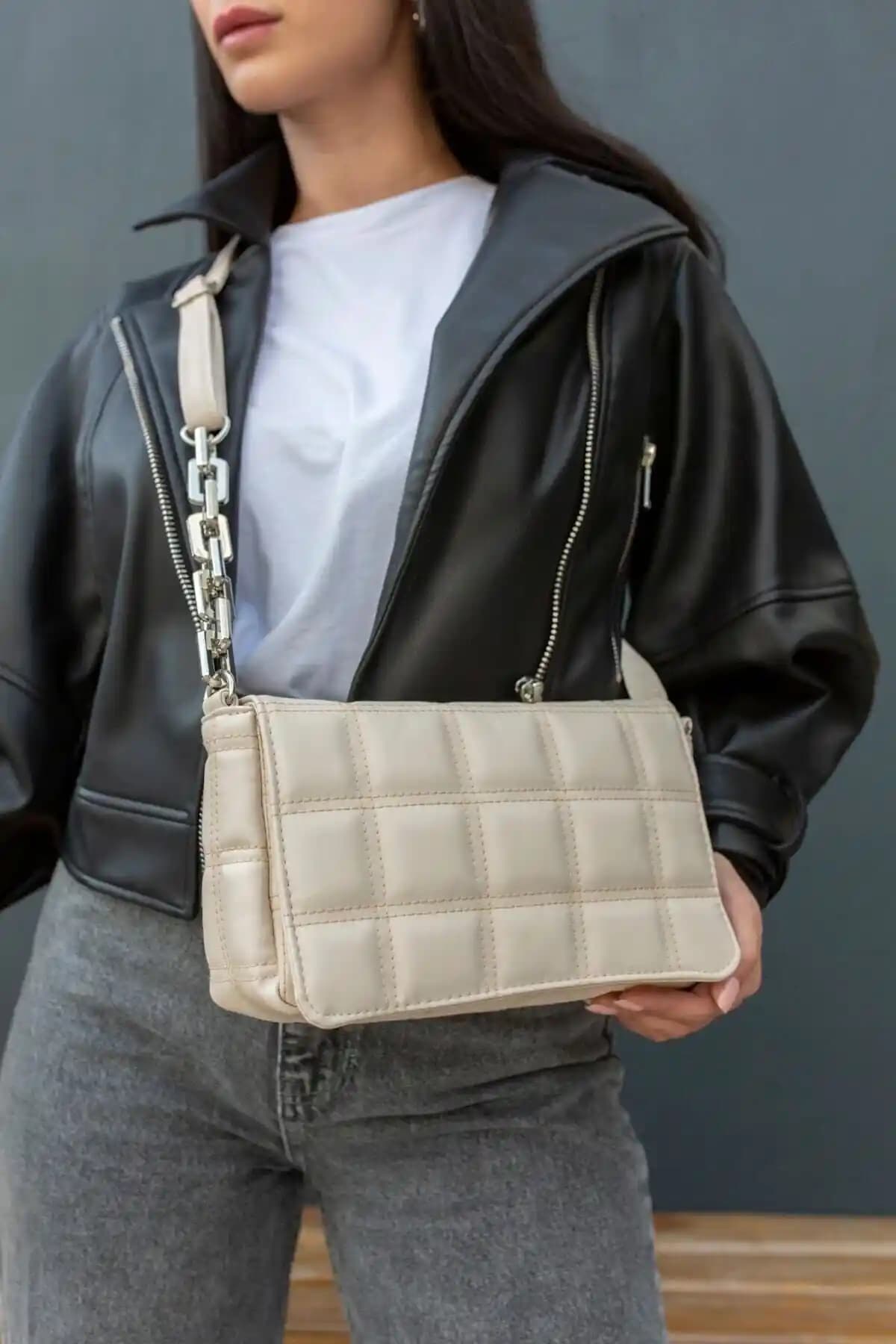 Bag&more Kadın Bej Plastik Zincir Omuz Çantası Şıklık ve Fonksiyonelliği Bir Arada Sunar