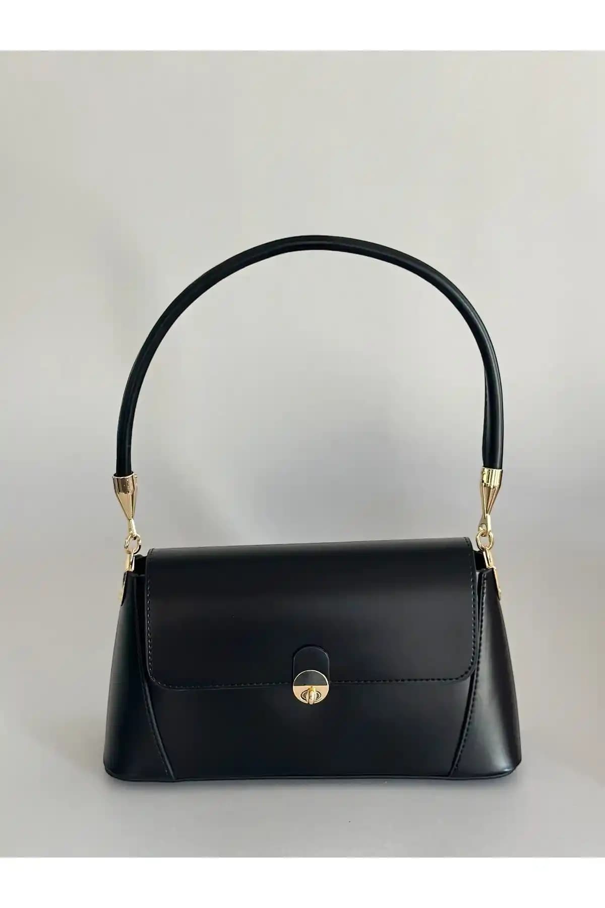 Boutiquehaki Caryle ve Shaka Siyah Çanta Karşılaştırması Günlük Kullanım İçin Uygun Modeller