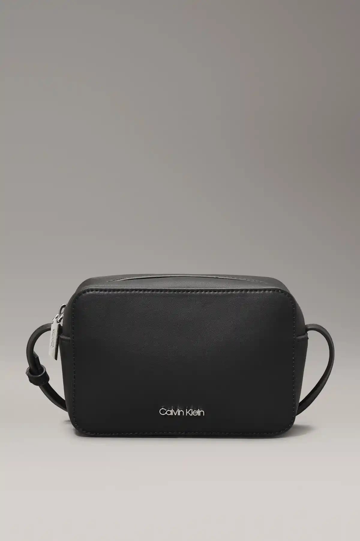 Calvin Klein Siyah Suni Deri Çapraz Askılı Omuz Çantası Günlük Şıklık ve Fonksiyonellik