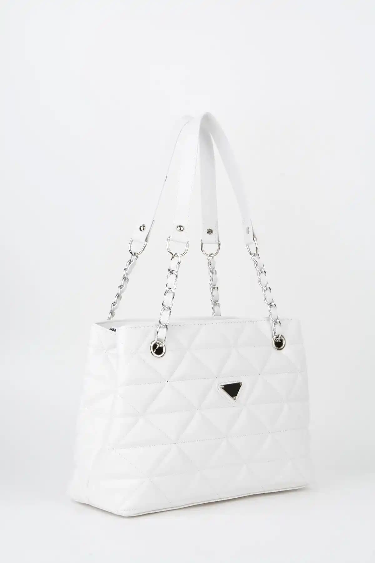 Çanta Park Beyaz Deri ve Saten Vizon Kapitone Modellerinin Karşılaştırılması