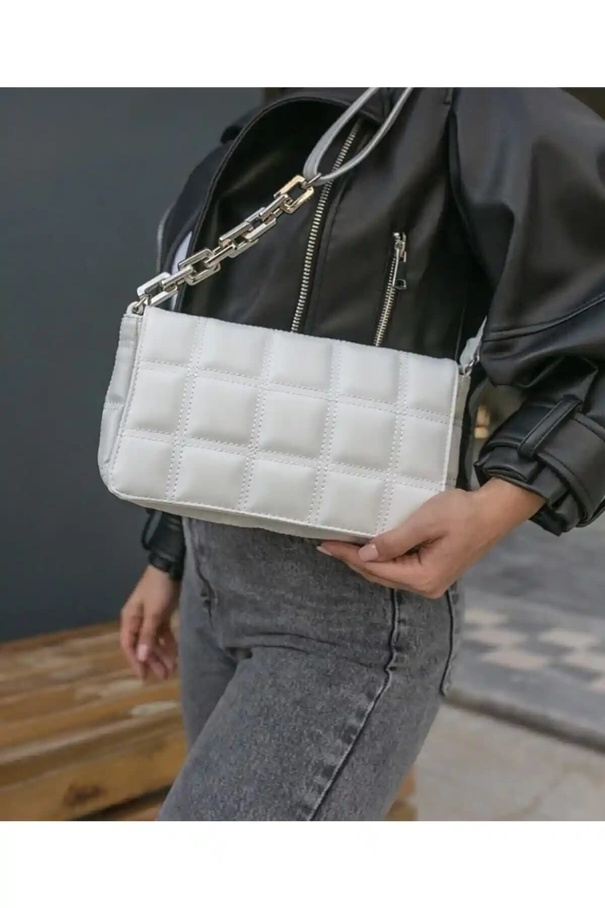 DAYBAG Kadın Beyaz Plastik Zincir Kareli Omuz Çantası Günlük ve Şık Kullanım İçin Uygun