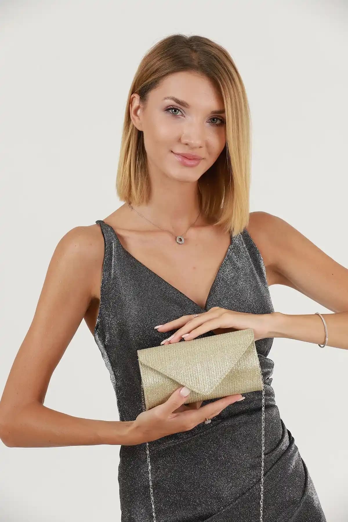 Efnanstore ve Moom Bag Şık Abiye Çanta Karşılaştırması ve Seçim Rehberi