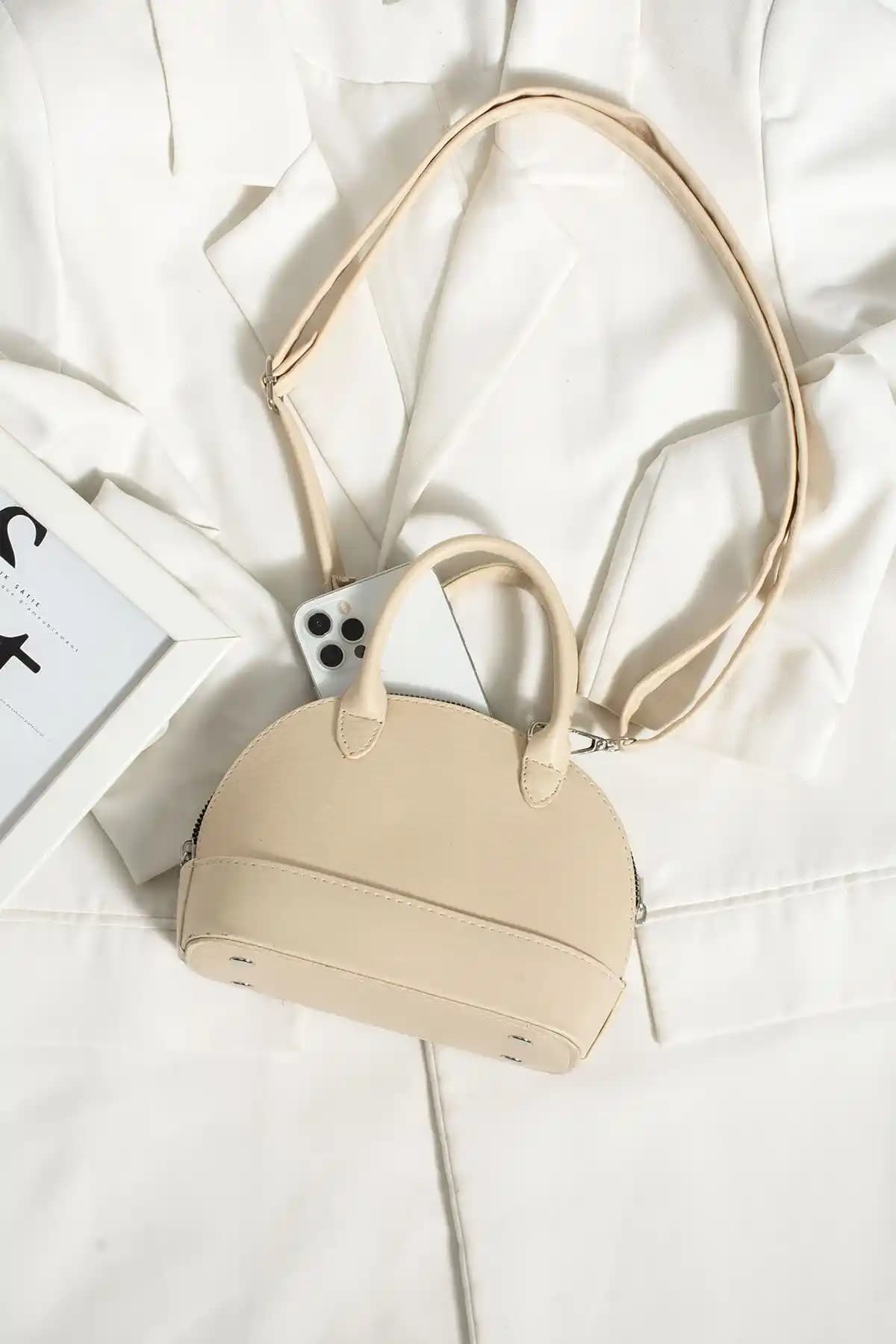 Estetik ve Fonksiyonel Mini Şişe Çapraz Askılı Kutu ile Günlük Şıklık