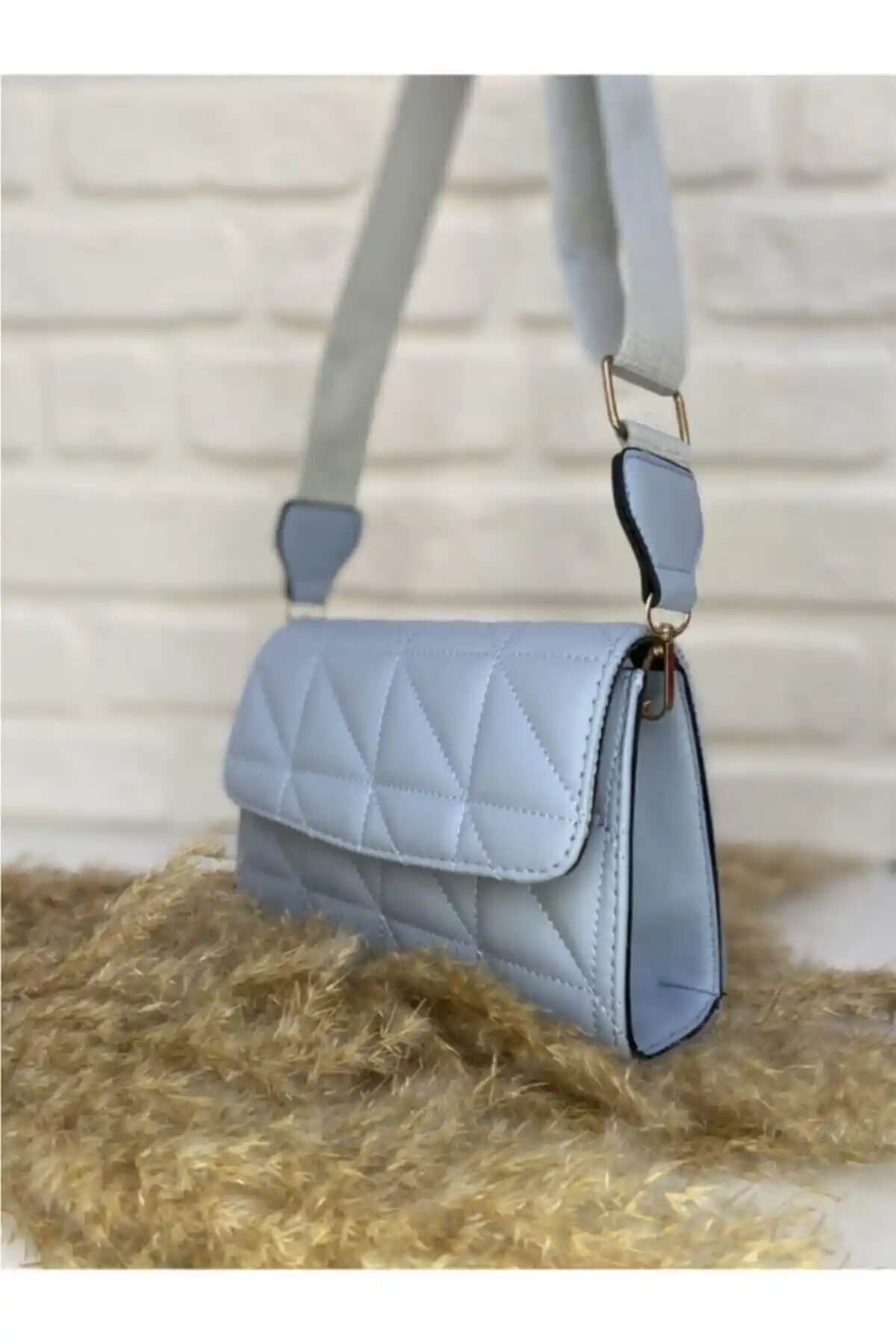 Everglow Jewelry Mavi Kadın Omuz Çantası Şık ve Fonksiyonel Tasarım Özellikleri