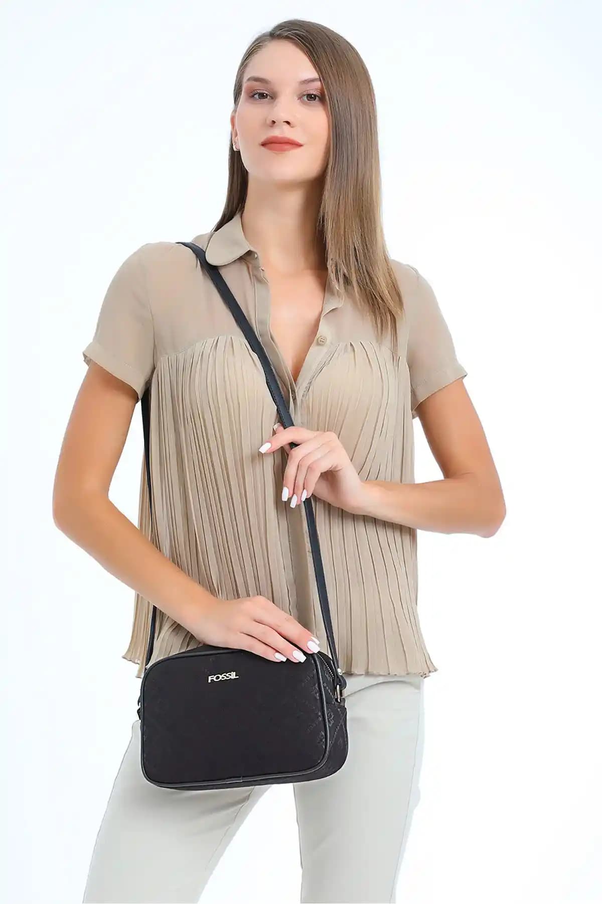 Fossil ve Pierre Cardin Siyah Kadın Çantaları Karşılaştırması: Stil ve İşlevsellik Analizi