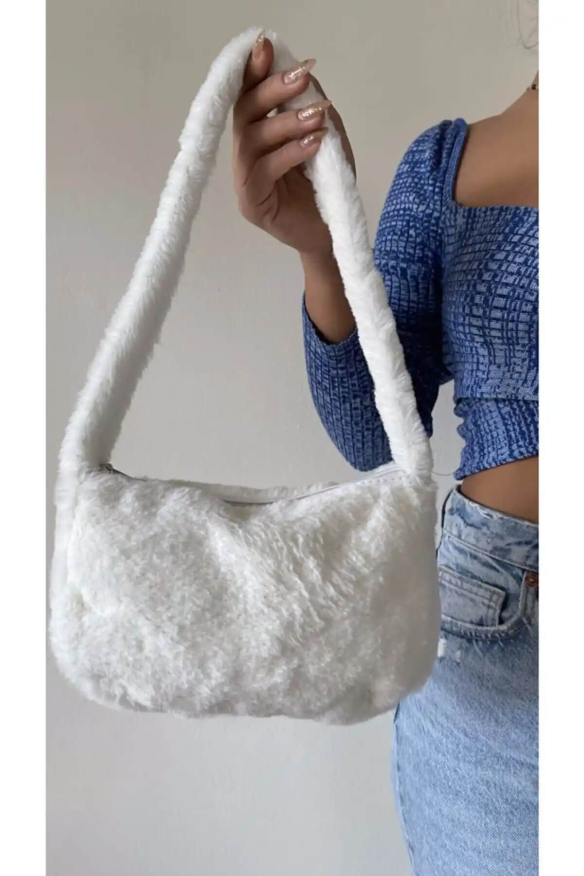 Genel Markalar Beyaz Peluş Tüylü Baget Çanta: Şık ve Fonksiyonel Günlük Aksesuar