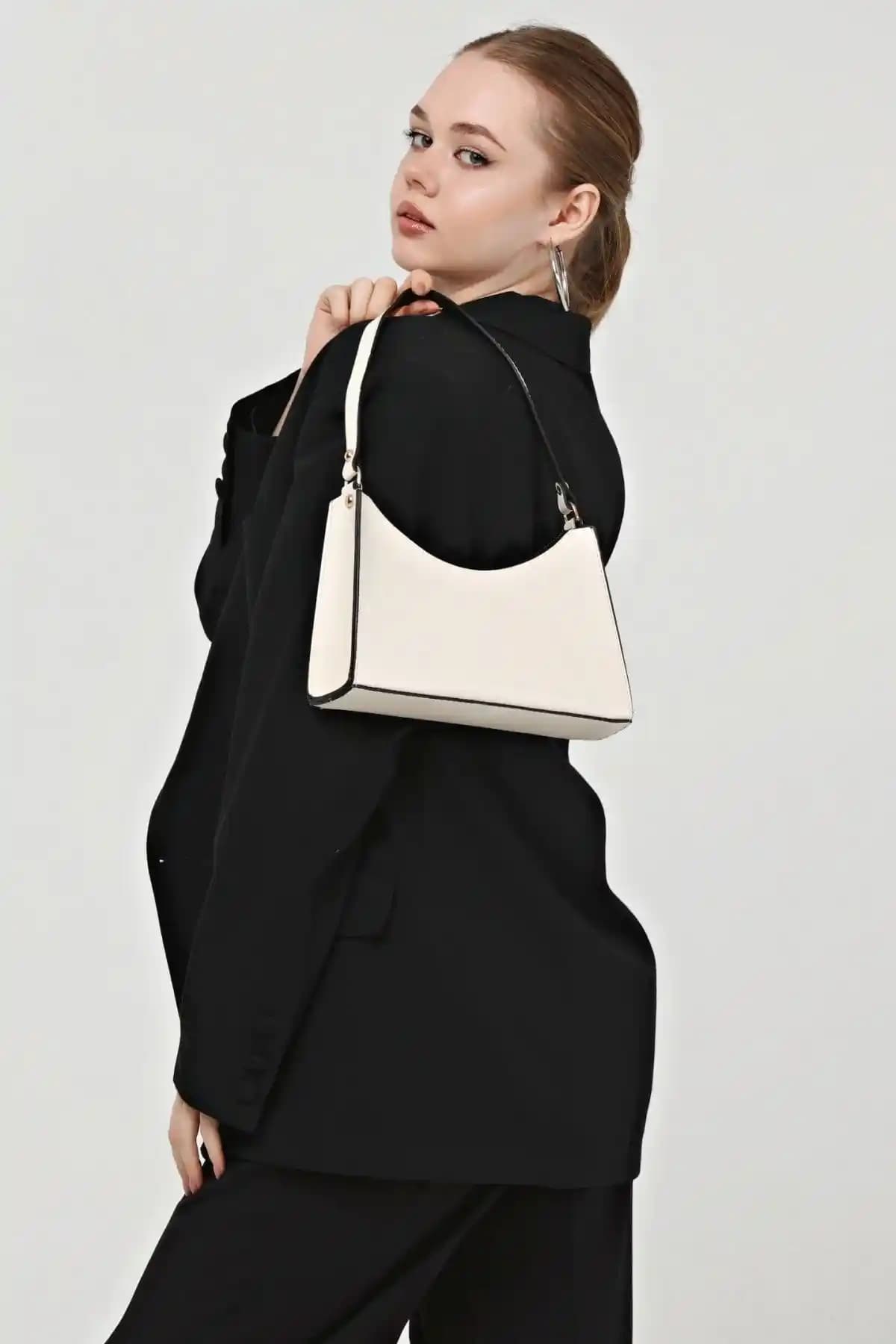 Güce Krem Rengi Baget Çanta ve SOHO Kadın Askılı Mini Çanta Karşılaştırması