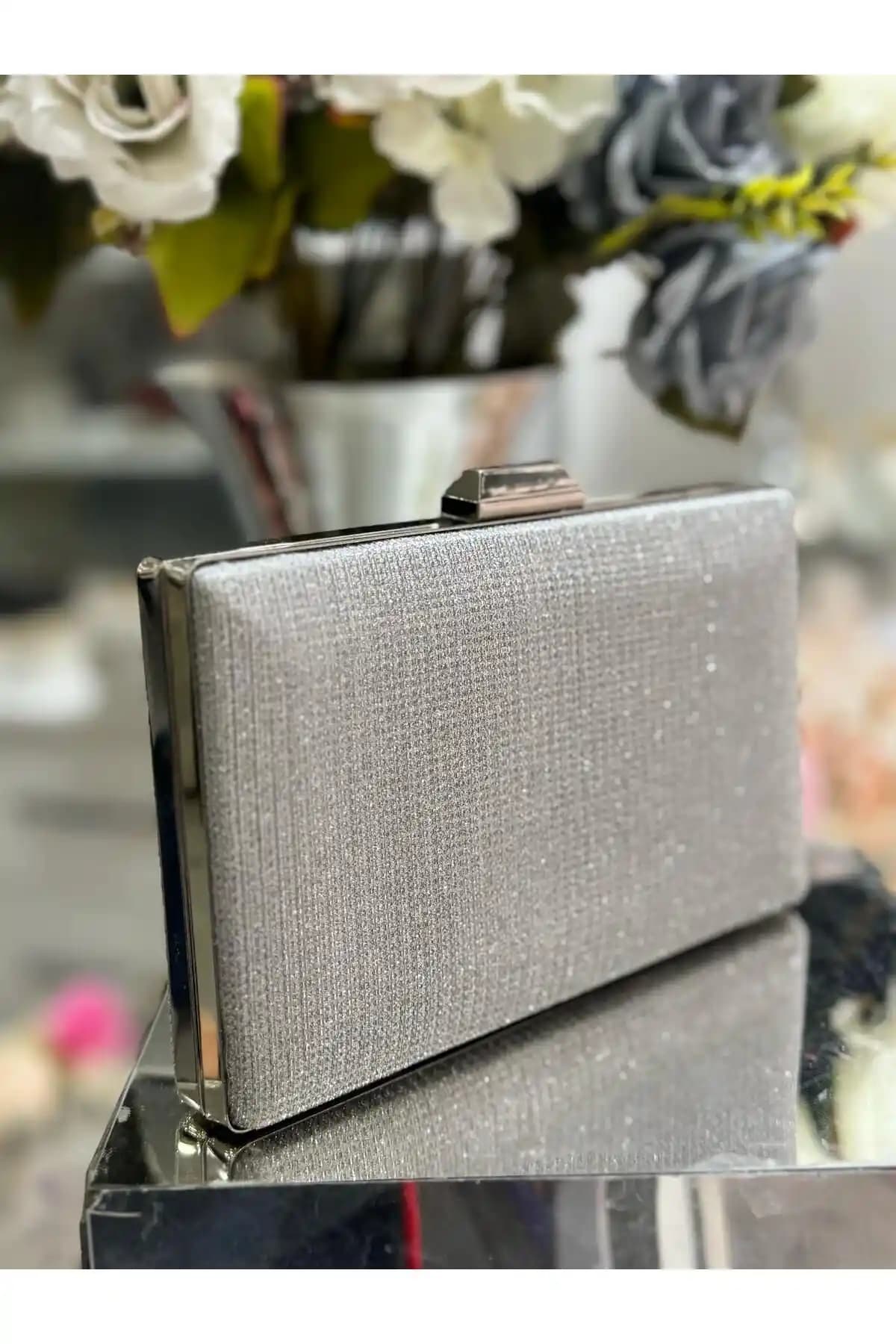 Gümüş Renkli Abiye Çanta B101: Zarif ve Dayanıklı Gece Aksesuarı