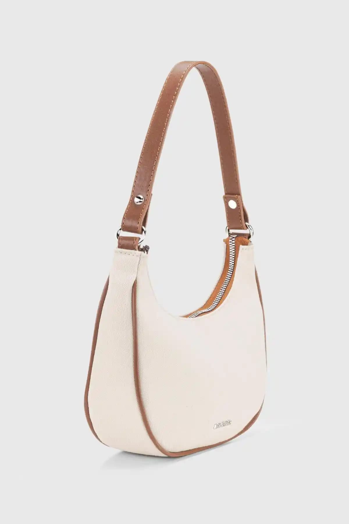 Housebags Kan Krem-Kahve Kanvas Yarım Ay ve STD Kan Kahverengi Baguette Çanta Karşılaştırması