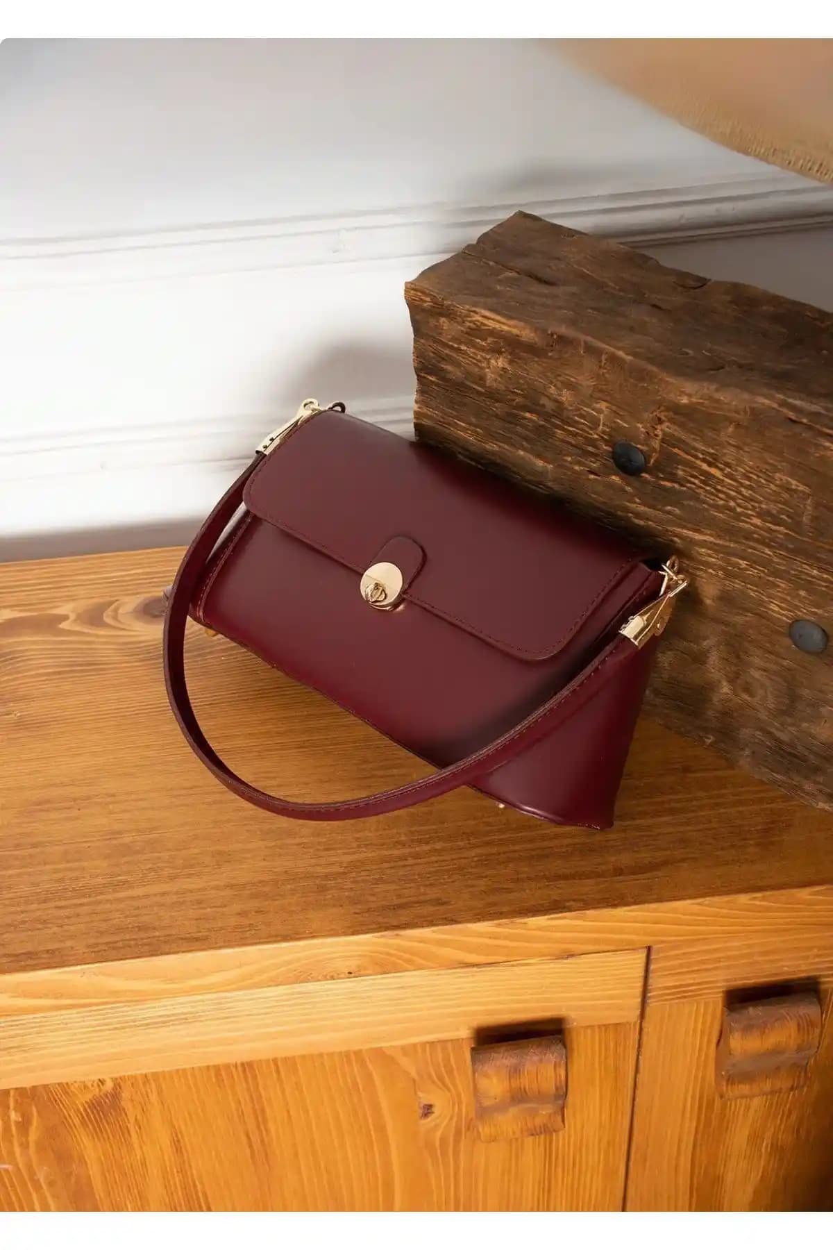 İAMBTŞY Meri Model Bordo Kadın Omuz ve Kol Çantası - Şık ve Dayanıklı Tasarım
