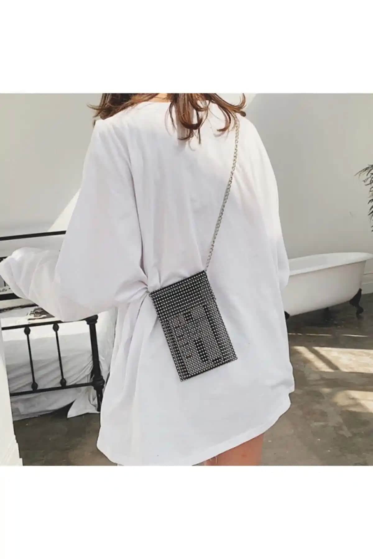 IGGI Taşlı Taş Görünümlü Siyah Telefon Çantası Zincir Askılı Modern ve Şık Tasarım