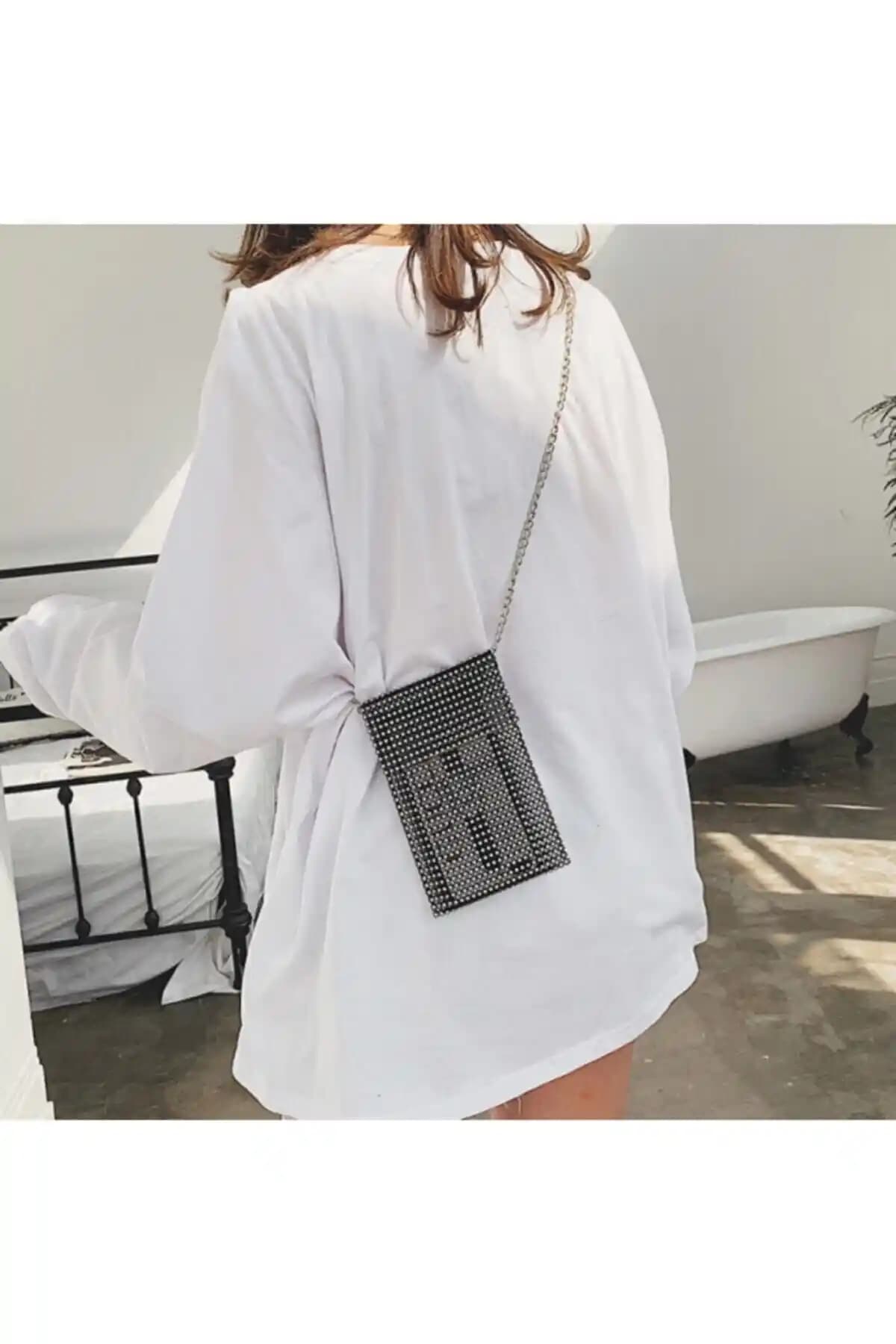 IGGI Taşlı Taş Görünümlü Siyah Telefon Çantası Zincir Askılı Modern ve Şık Tasarım