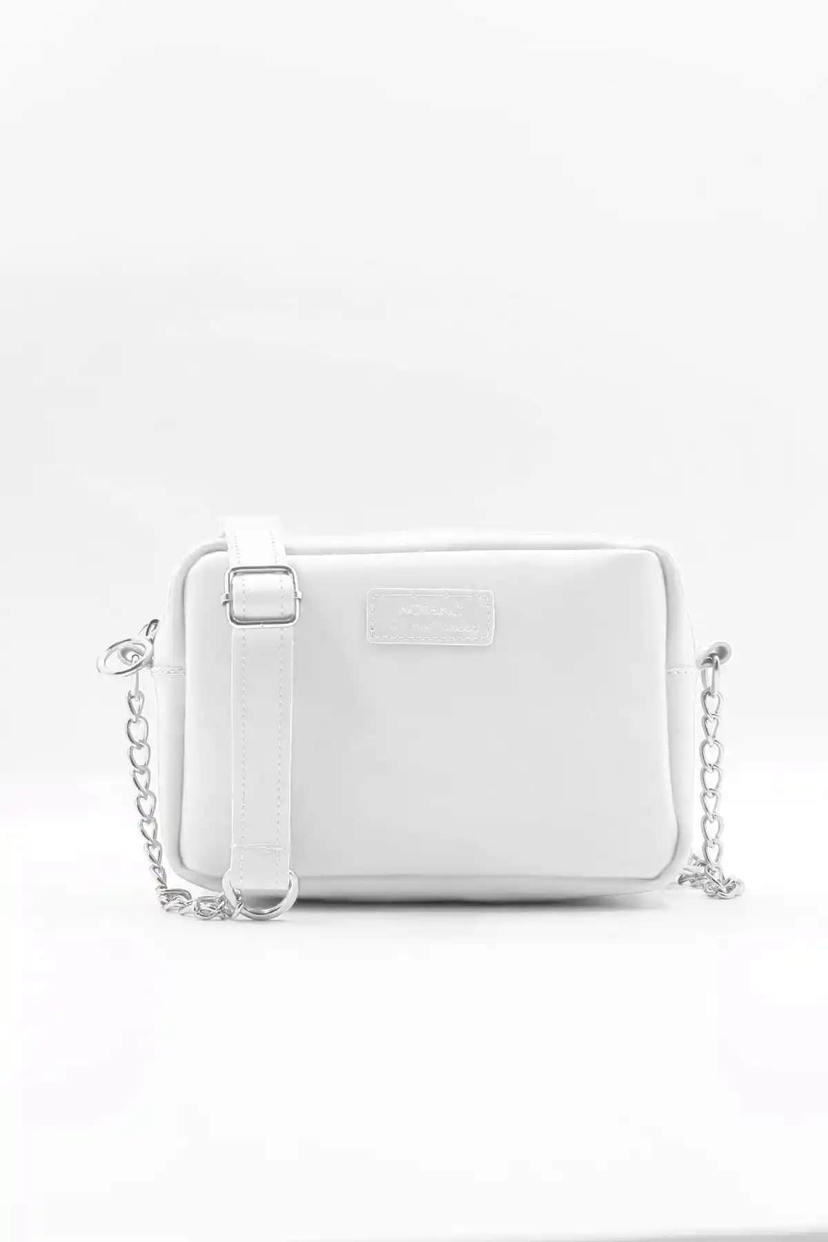 İki Popüler Beyaz Zincir Askılı Kadın Çanta Modelinin Detaylı Karşılaştırması