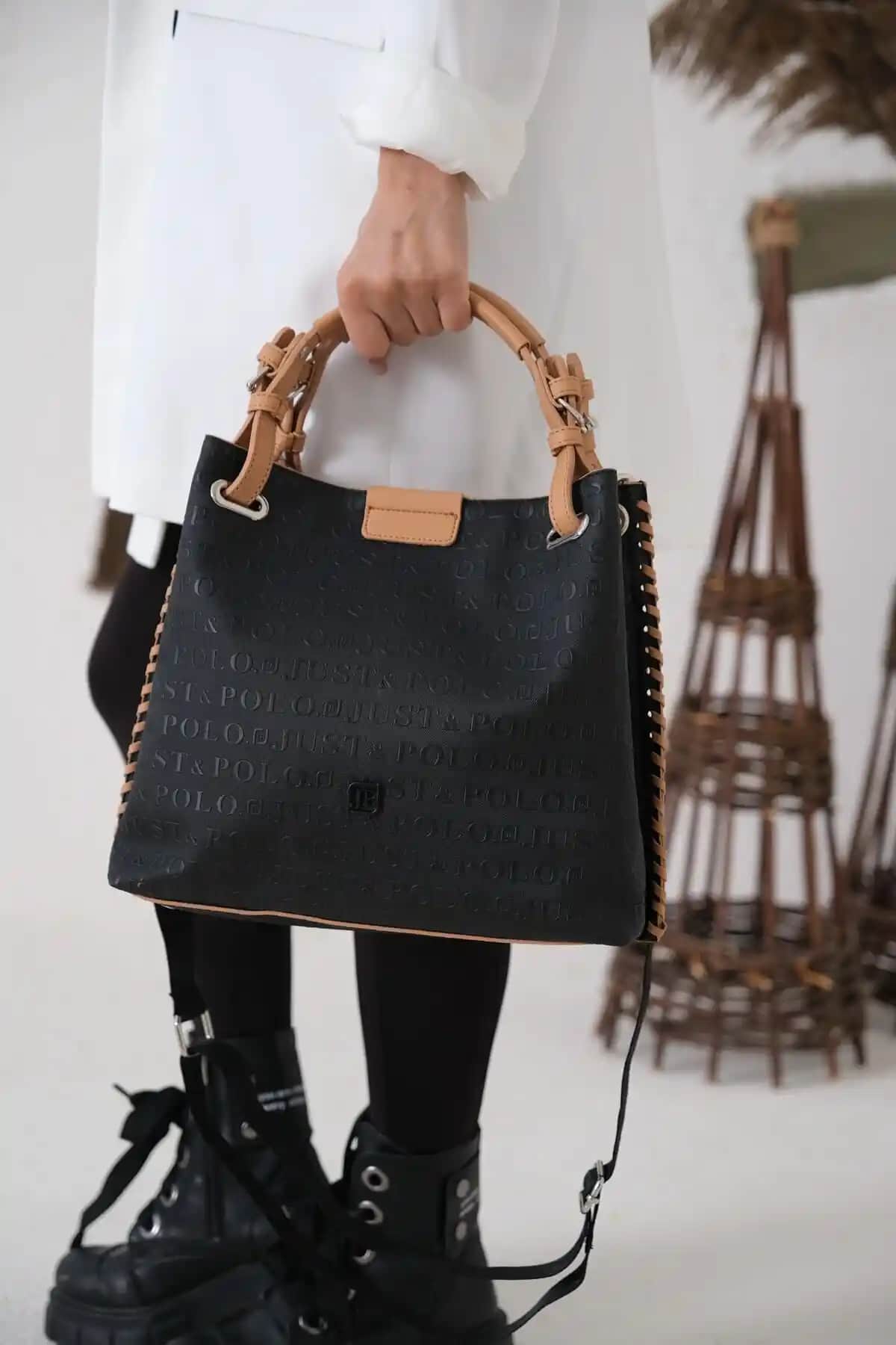 Just Polo Kadın Siyah Kabartma Desenli Mıknatıslı Çıtçıt Kapama El Çantası Özellikleri ve Kullanım İpuçları