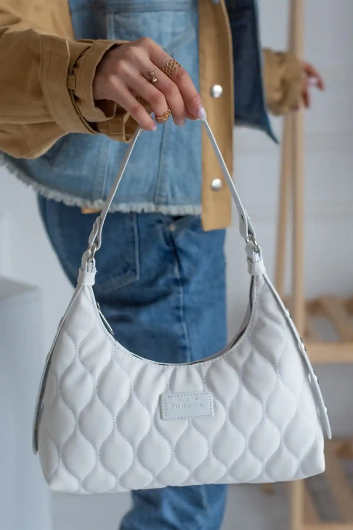 Kadın Beyaz Kapitone Desenli Baget El ve Omuz Çantası - Şık ve Dayanıklı Tasarım
