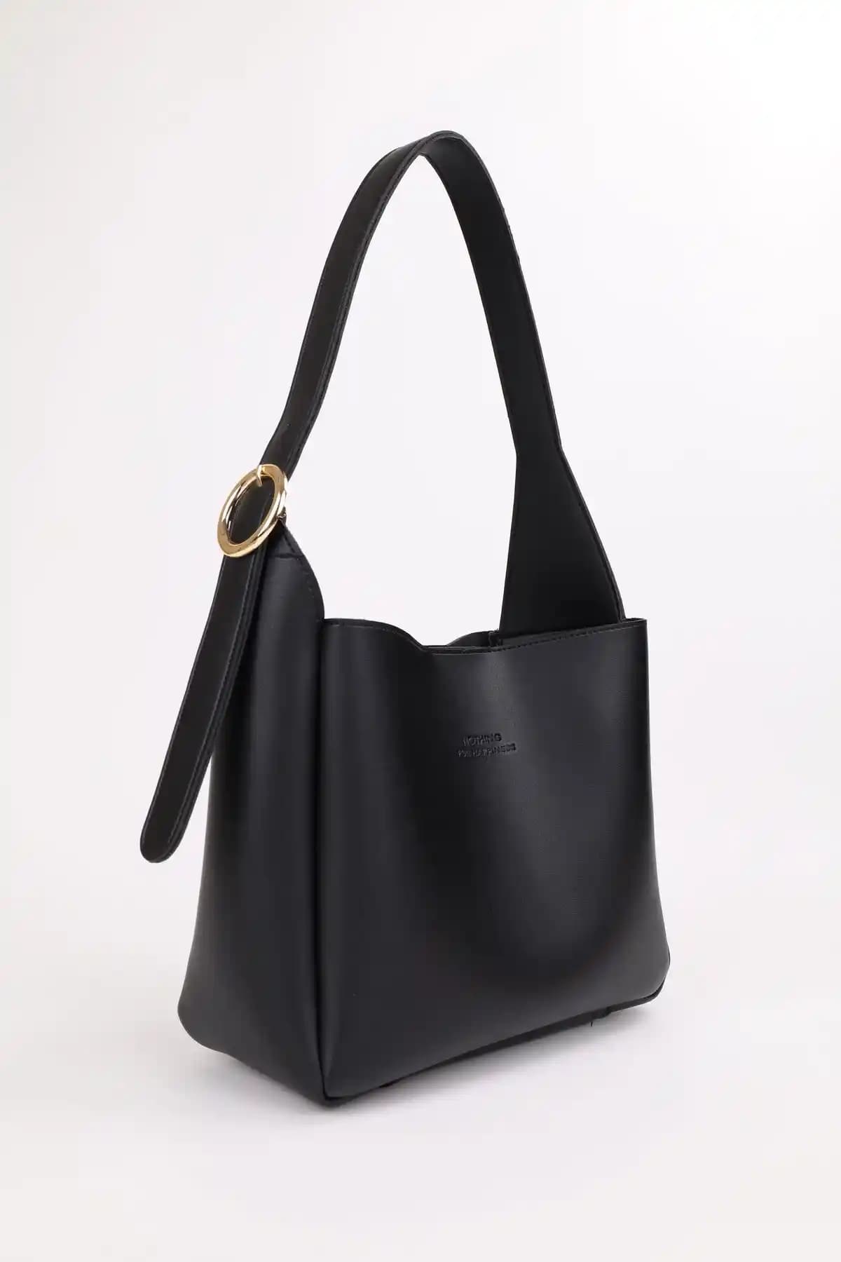 Kadın Çanta Karşılaştırması: Gold Tokalı ve Kilit Detaylı Makyaj Çantaları