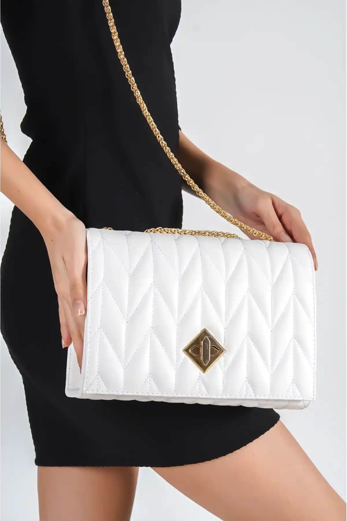 Kadın Çantaları Karşılaştırması: Capone Outfitters Leeds ve NOTHING Modelleri