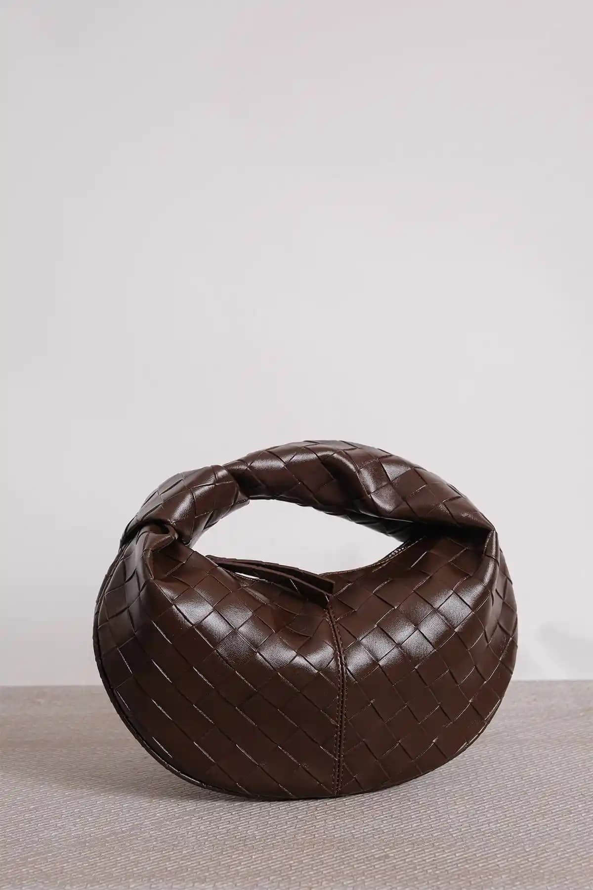 Kadın Mini Çantalar Karşılaştırması: Çantacımstore ve NİSSEA Modelleri Analizi