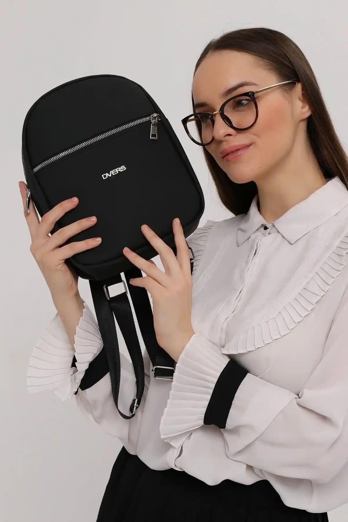 Kadın Siyah Sırt Çantaları Karşılaştırması: 2 Bölmeli ve Mini Modellerin Özellikleri