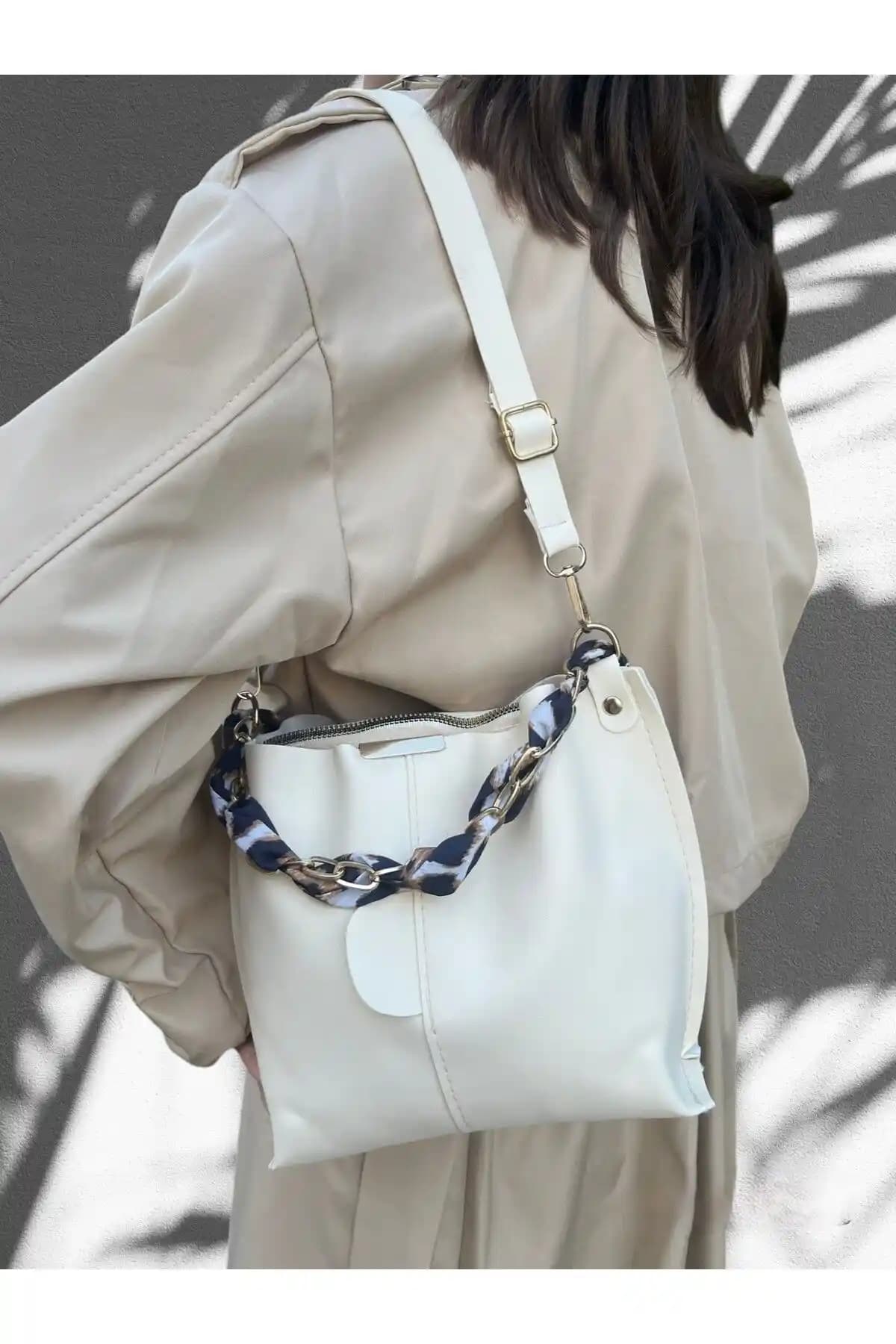 Ksburda Kadın Fularlı Zincir Aksesuarlı Yumuşak Deri Çanta Şık ve Çok Yönlü Kullanım İçin