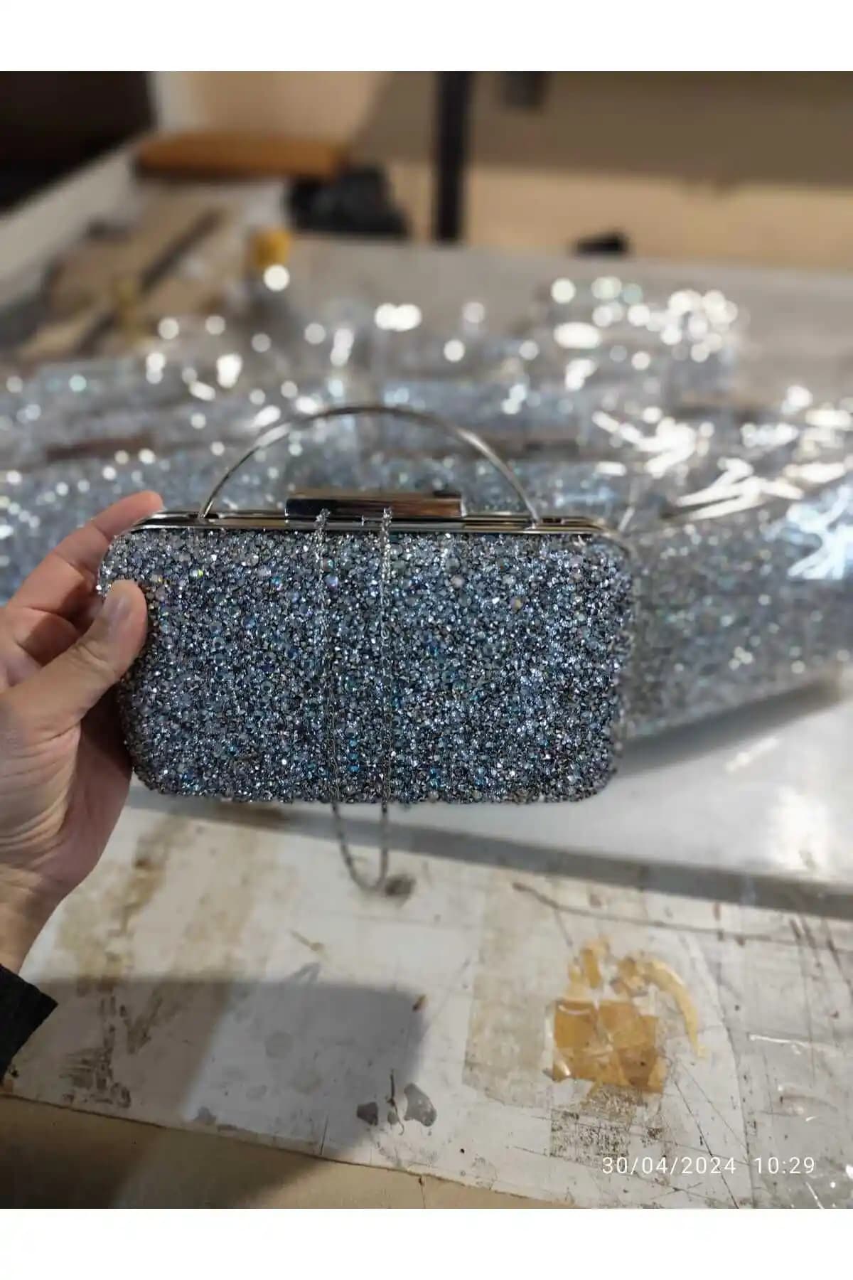 Lowell gece taşlı abiye çanta şıklık ve zarafeti modern tasarım ile sunar