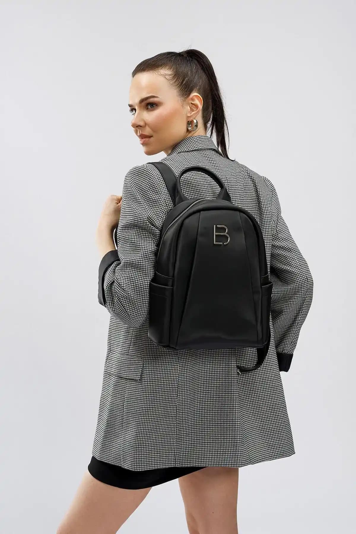 Lucky Bees Kadın Sırt Çantası: Şıklık ve Fonksiyonellik Sunan Modern Tasarım