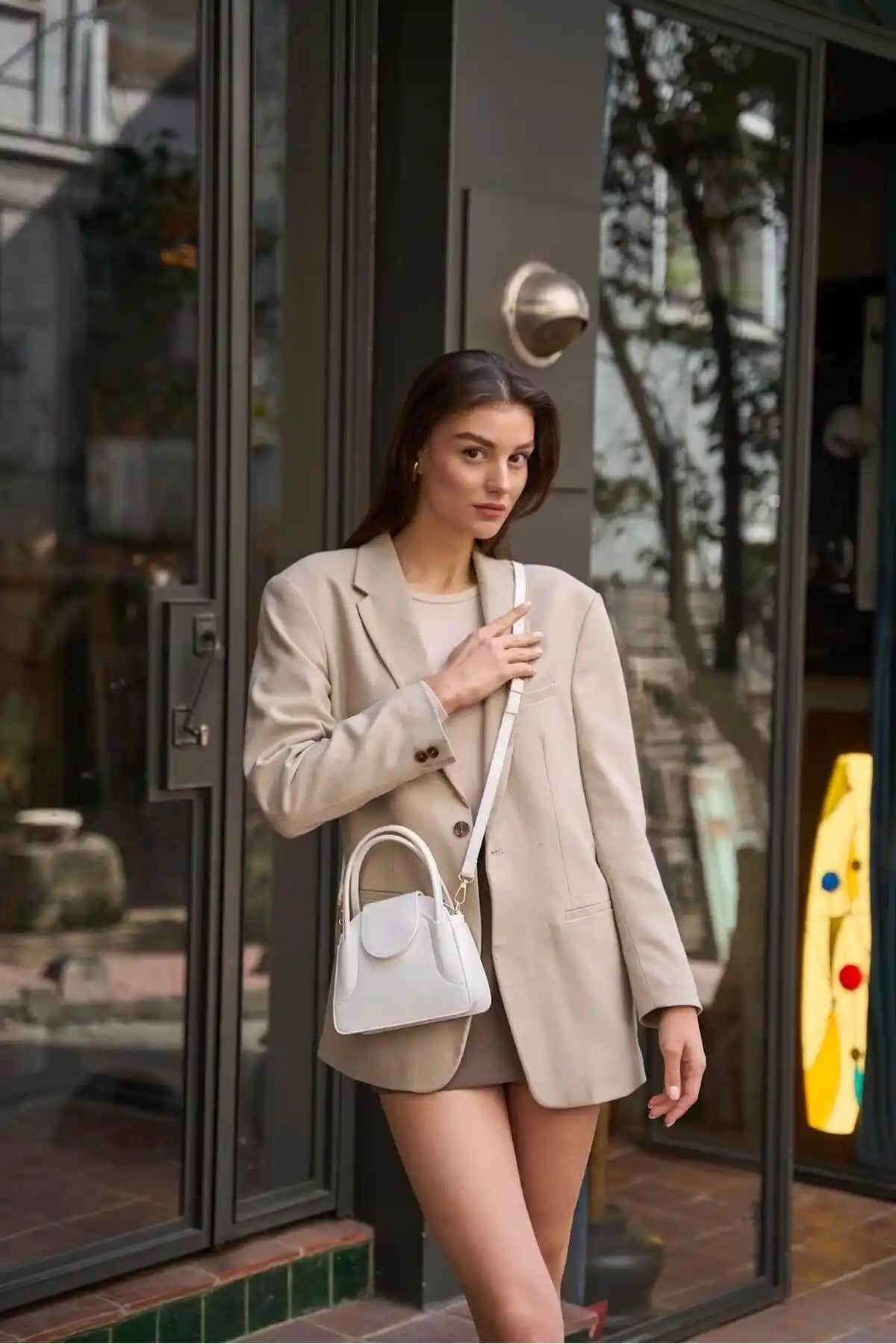 Madamra Beyaz Kadın Kapaklı Mini City Çanta Şıklık ve İşlevselliğin Uyumunu Sunar