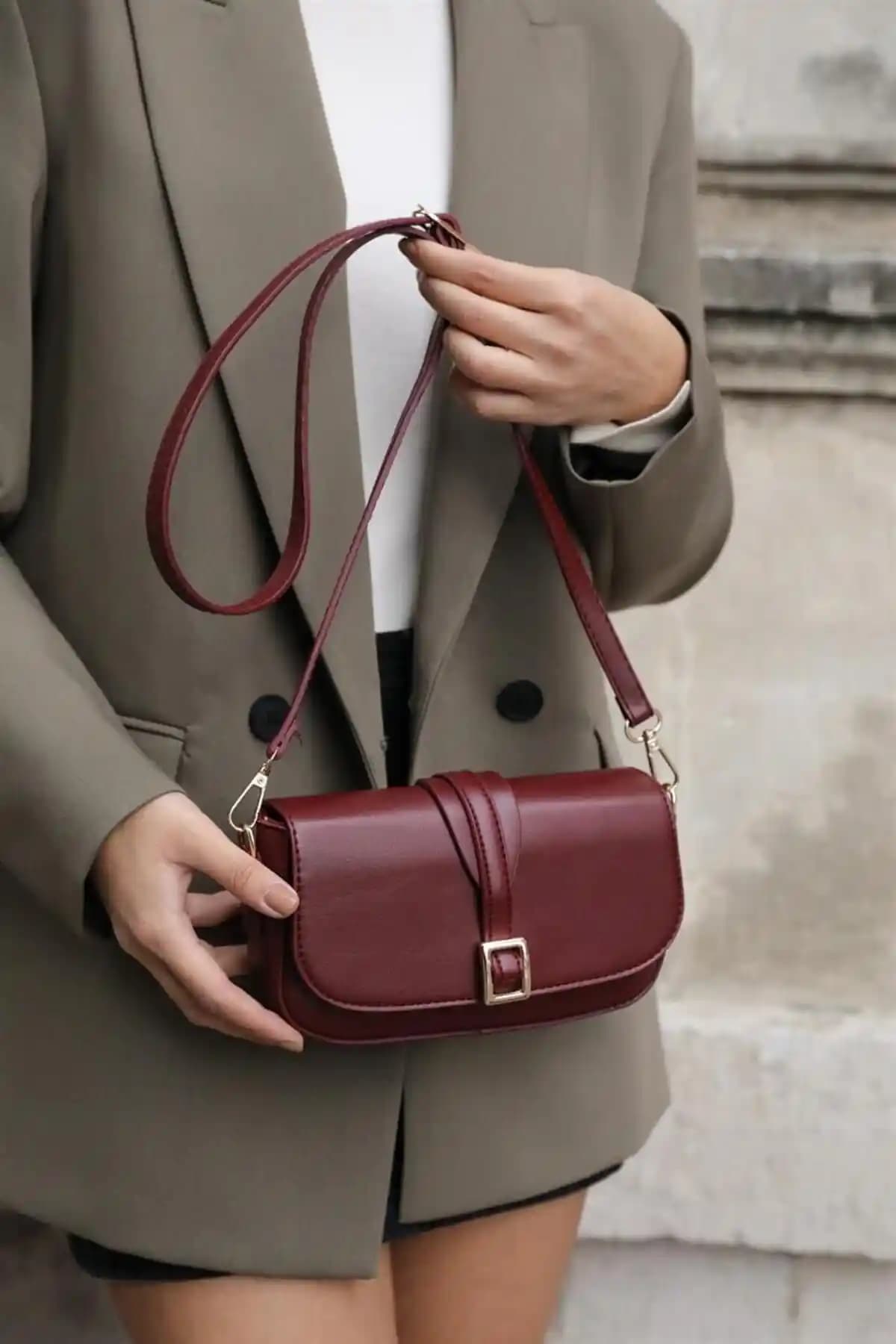 Madamra Bordo Kadın Tokalı Çapraz Askılı Çanta: Şık ve Fonksiyonel Günlük Aksesuar