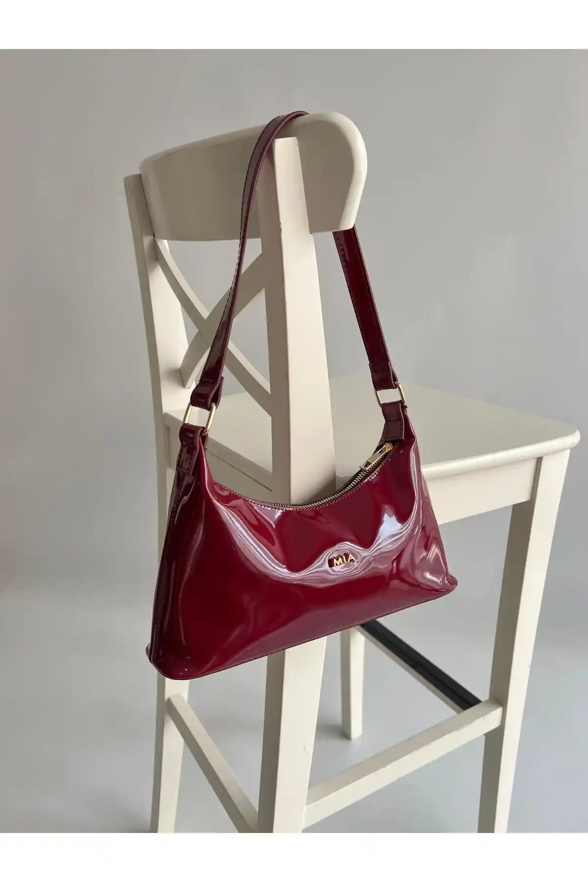 Mia Collection Bordo Rugan Omuz Çantası: Şık ve Fonksiyonel Günlük Aksesuar