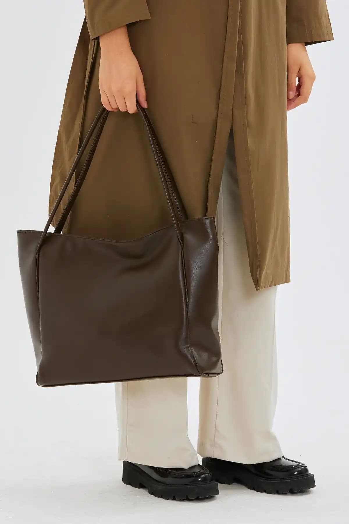 Minebag Salaş Maya Kadın Kol Çanta: Şık ve Fonksiyonel Günlük Kullanım Aksesuarı