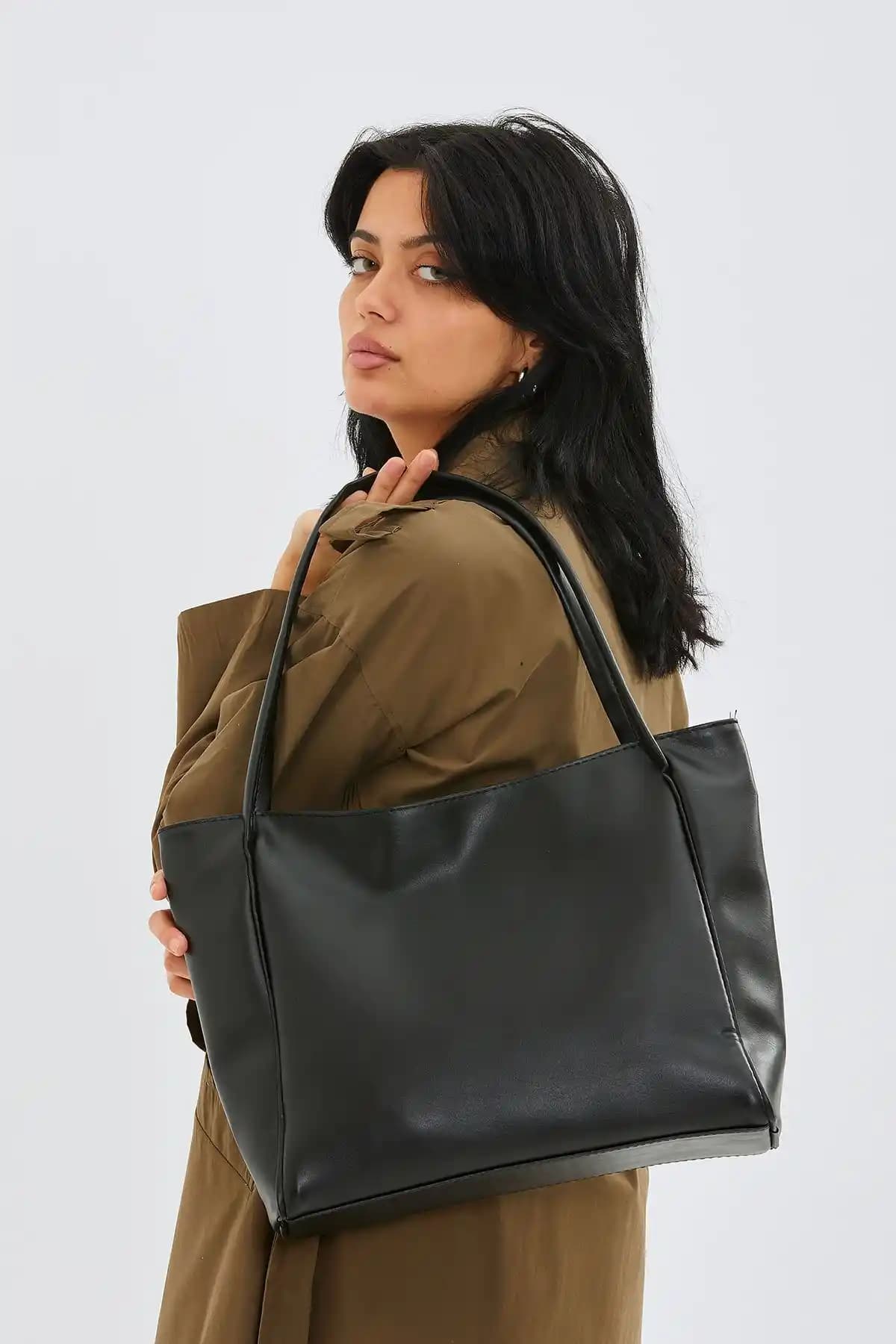 Minebag Salaş Maya Kadın Kol Çantası Siyah: Günlük Kullanım ve Şıklık İçin Ideal Tasarım