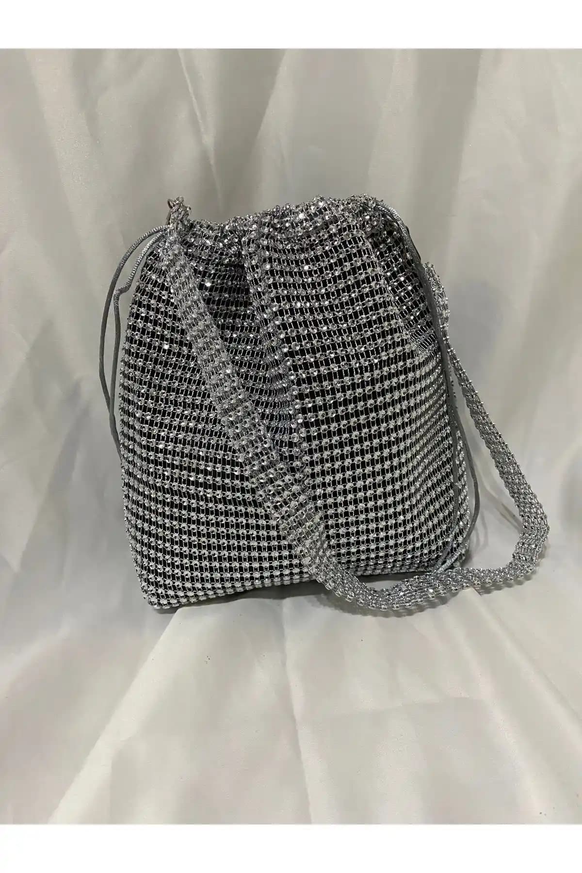 Modern ve Şık Gri Tutma Saplı Parlak Taşlı Çanta - Gece ve Özel Davetler İçin