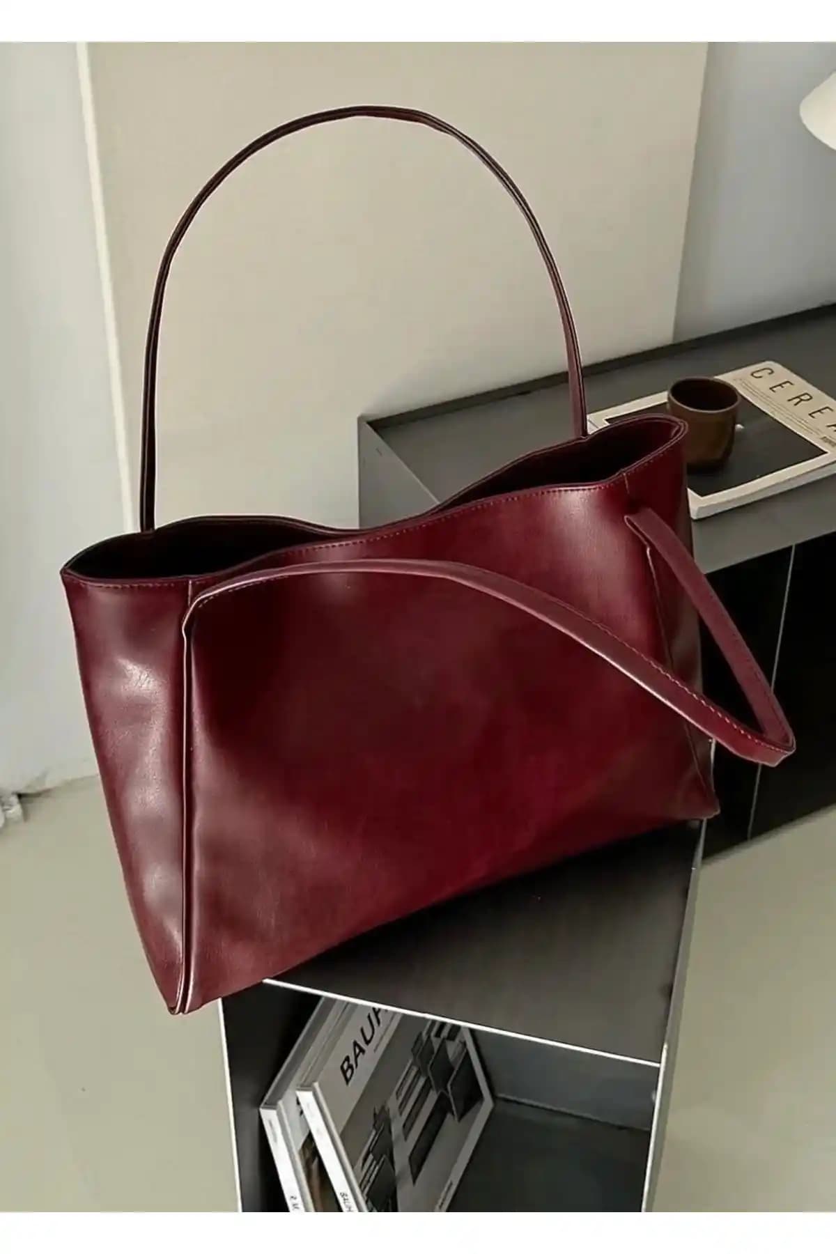 Mojeva Alia Bordo Yuşak Deri Kadın Omuz Çantası Günlük ve Şık Kullanım İçin Uygun