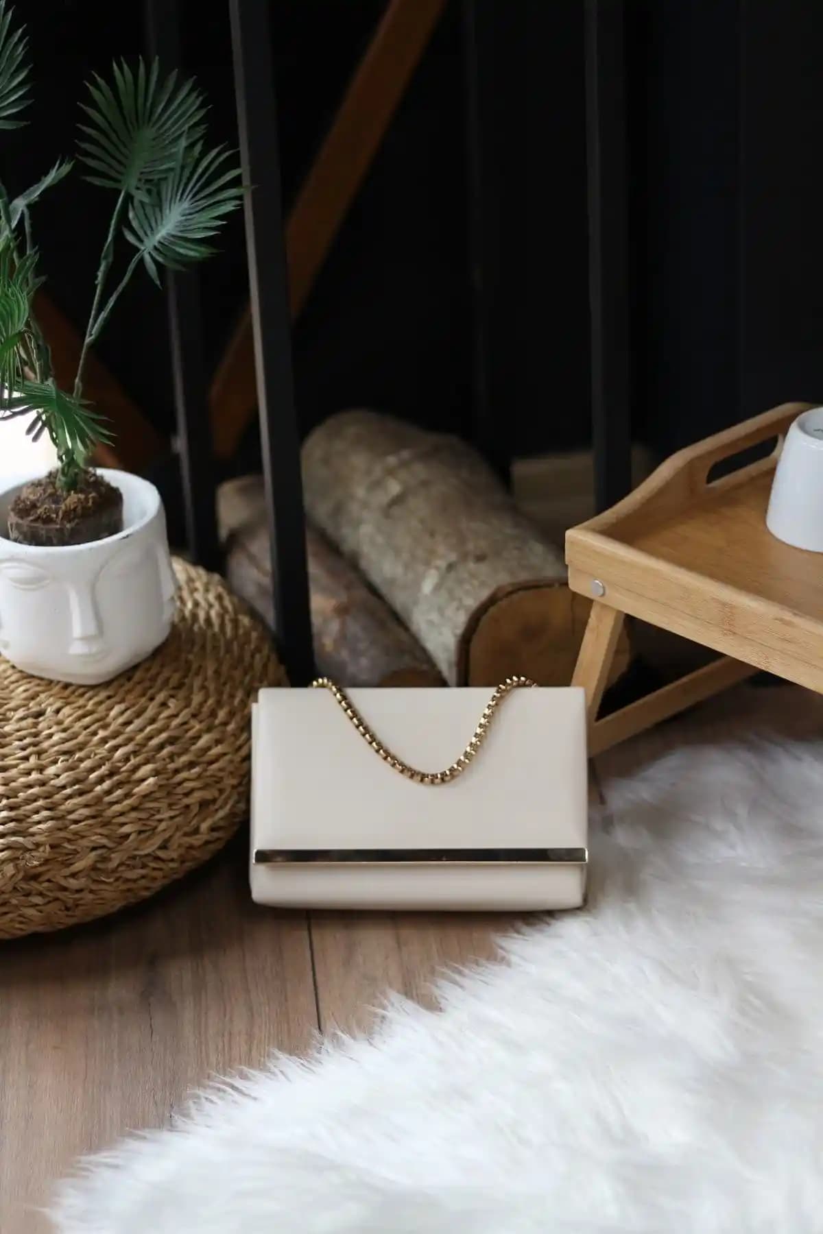 Moom Bag Kadın Krem Şerit Detaylı Zincirli Omuz Çantası Şık ve Dayanıklı Tasarım