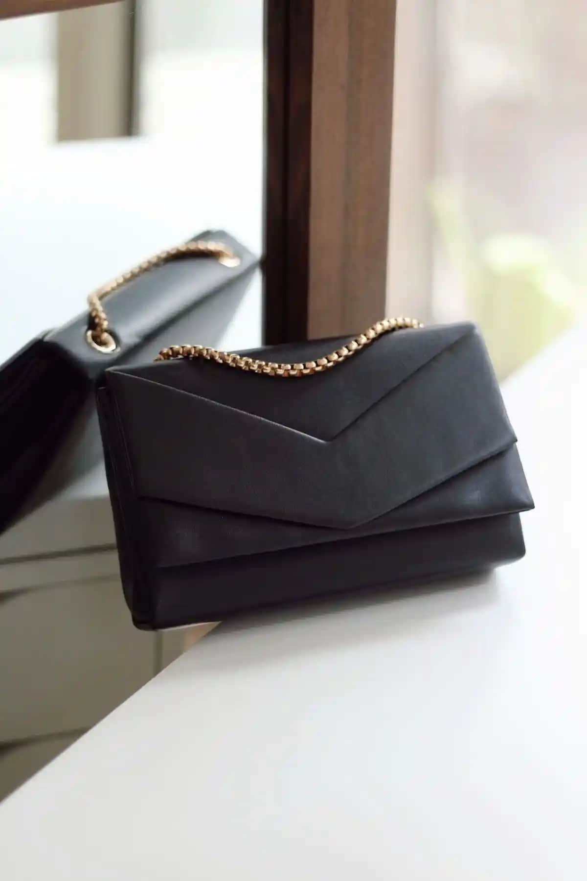 Moom Bag Kadın Siyah Zarf Kutu Omuz Çantası: Şık ve Pratik Günlük Aksesuar