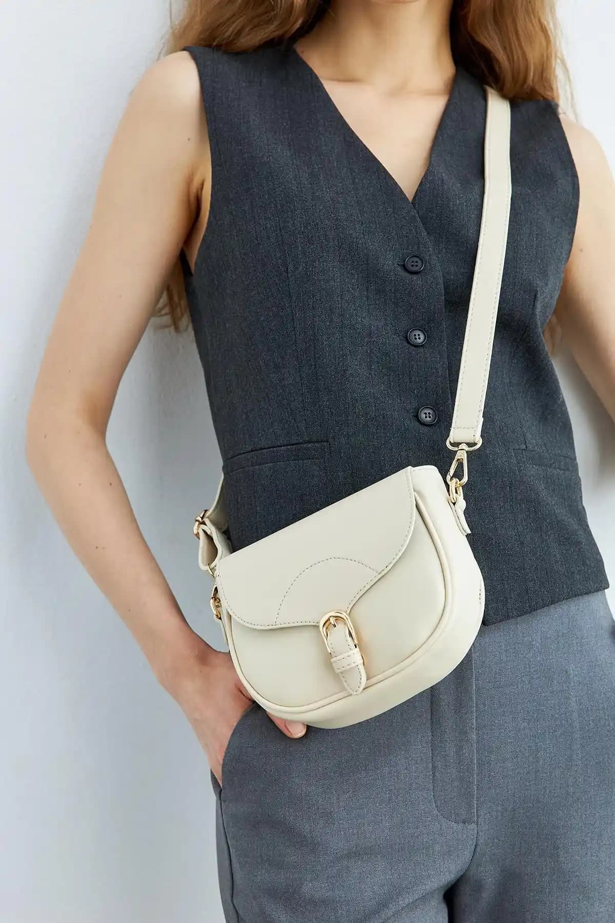 Mopia Kadın Kapaklı Çapraz Askılı Krem Renkli Günlük Kullanım Çantası