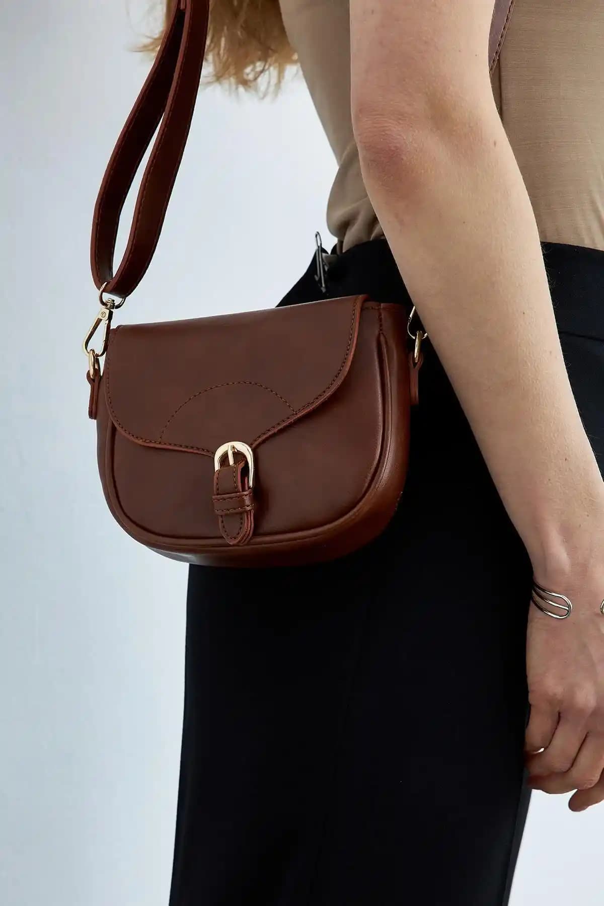 Mopia Taba Kadın Kapaklı Çapraz Askılı Çanta: Şıklık ve Fonksiyonellik Bir Arada