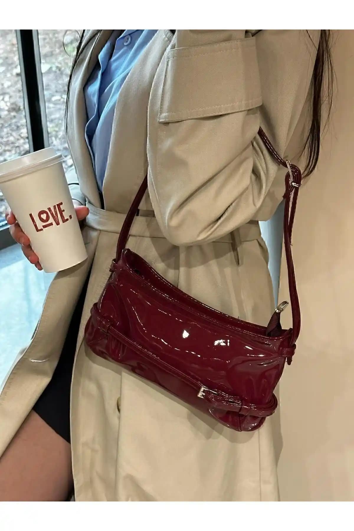 NİSSEA Kemer Detaylı Rugan Retro Bordo Kadın Çanta Şıklık ve Fonksiyonellik Bir Arada