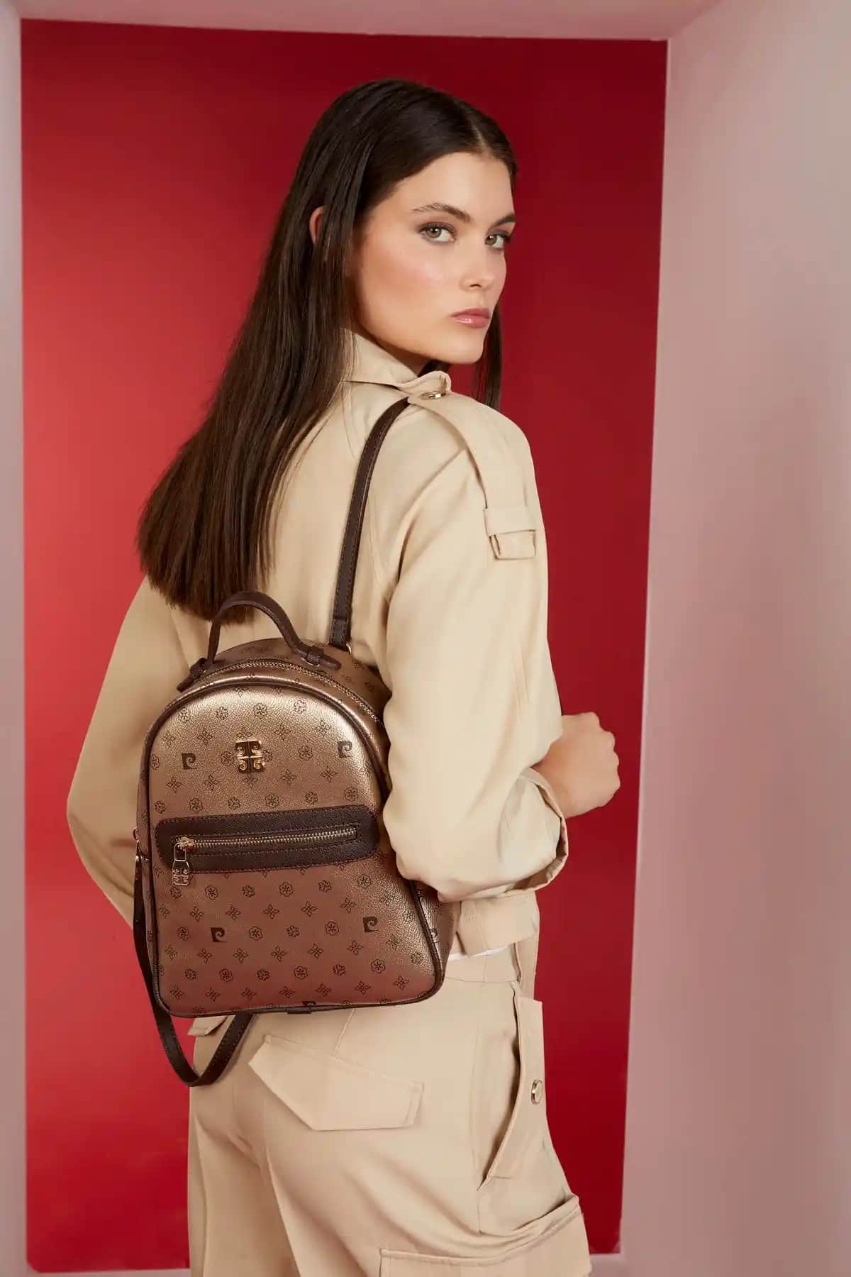 Pierre Cardin Altın Monogram Kadın Sırt Çantası Modern ve Şık Tasarım Özellikleriyle