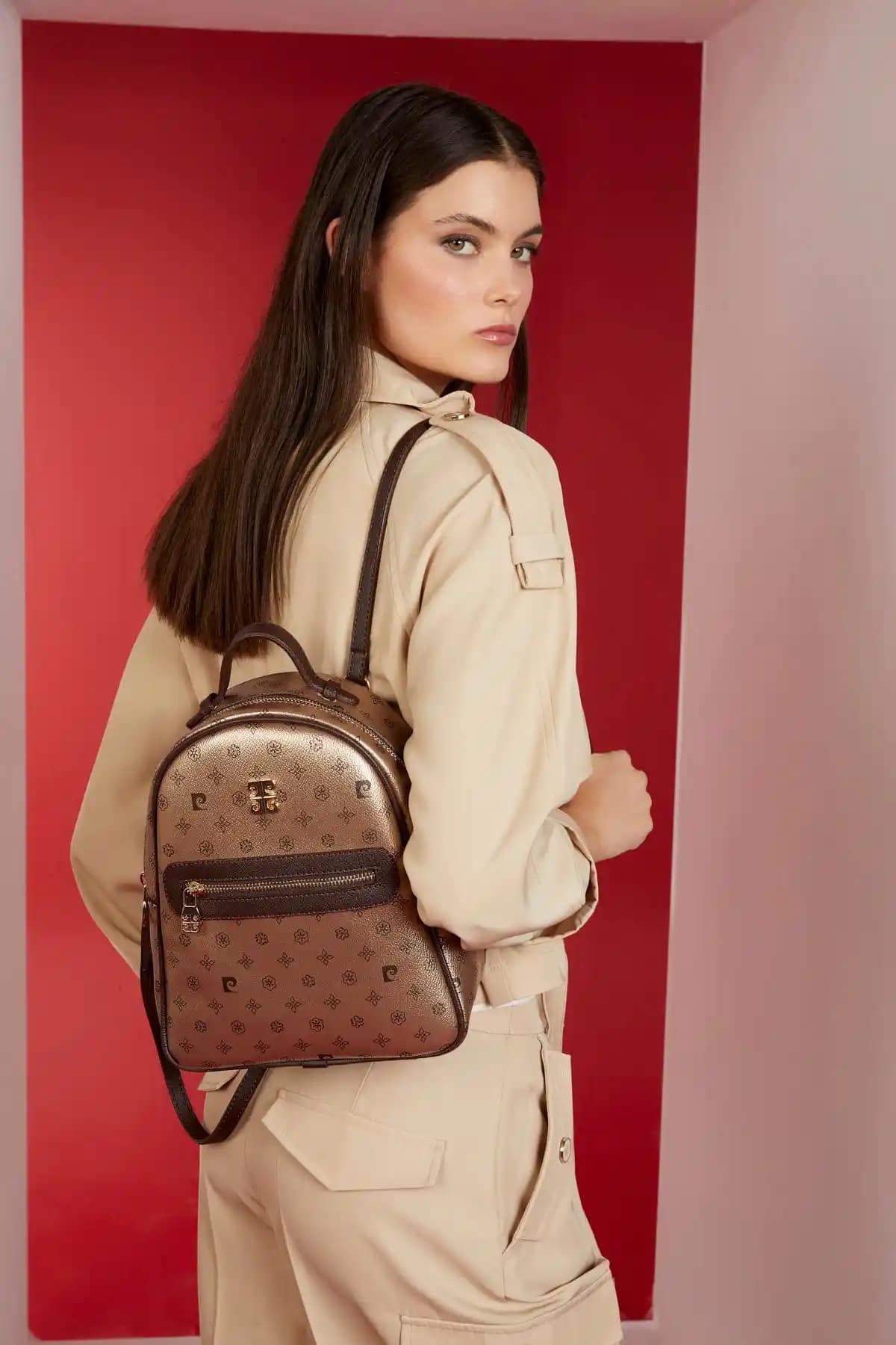 Pierre Cardin Altın Monogram Kadın Sırt Çantası Modern ve Şık Tasarım Özellikleriyle