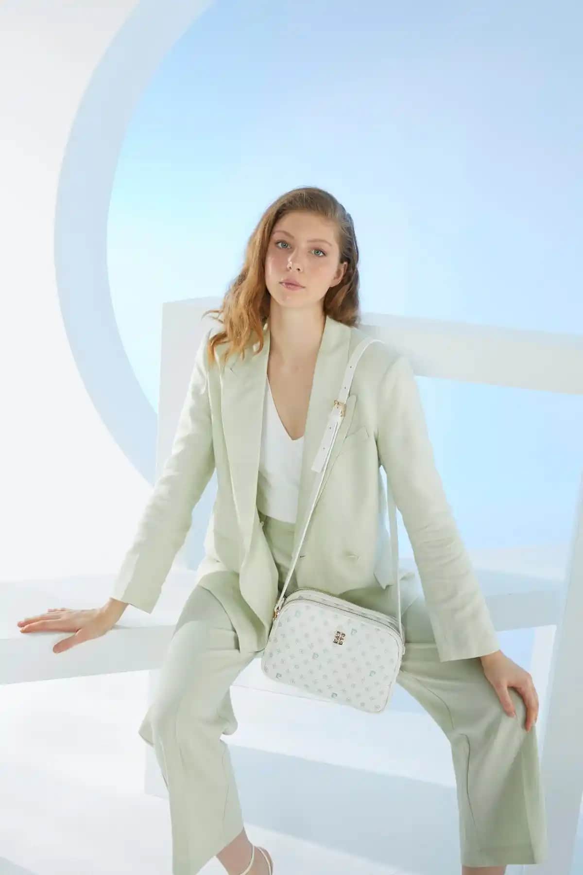 Pierre Cardin Kadın Omuz Çantası Karşılaştırması: Beyaz ve Siyah Monogram Modelleri