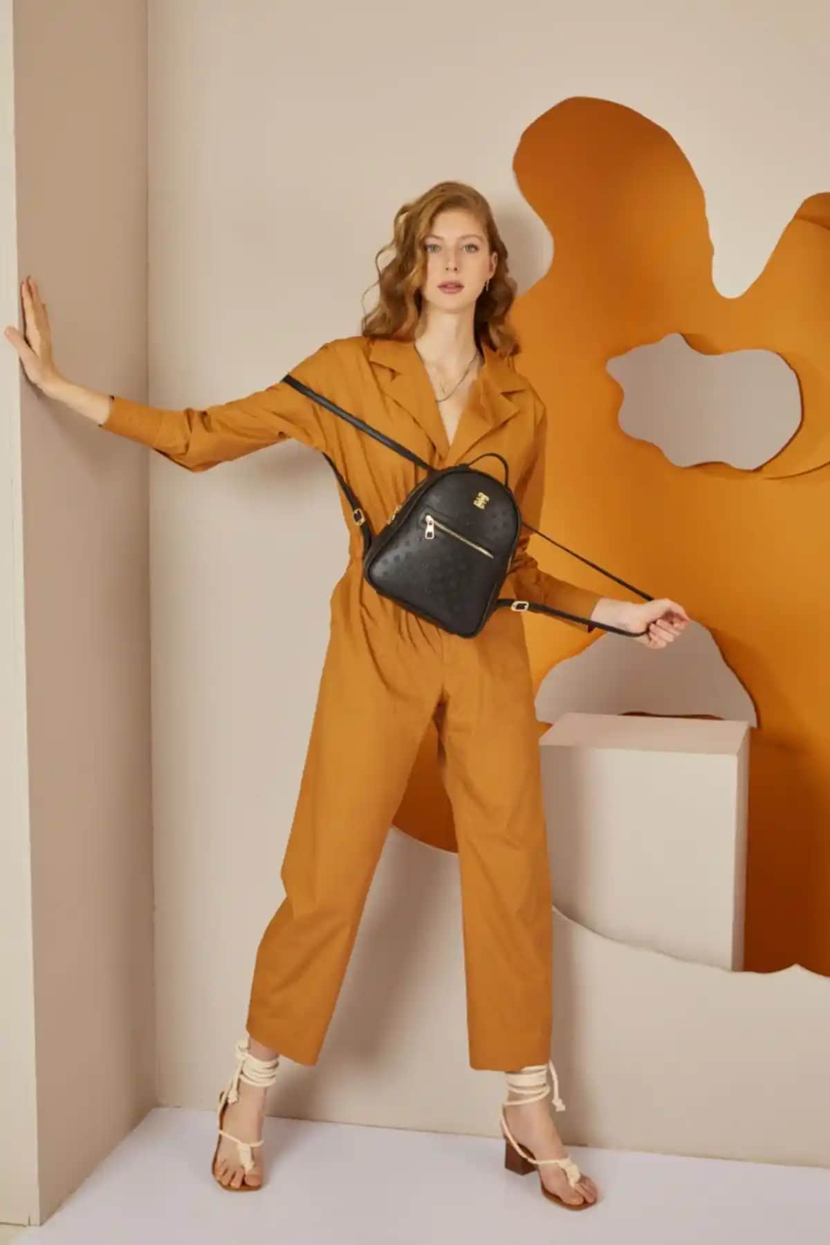 Pierre Cardin Kadın Sırt Çantaları Karşılaştırması: Siyah Floater ve Vizon Monogram Modelleri