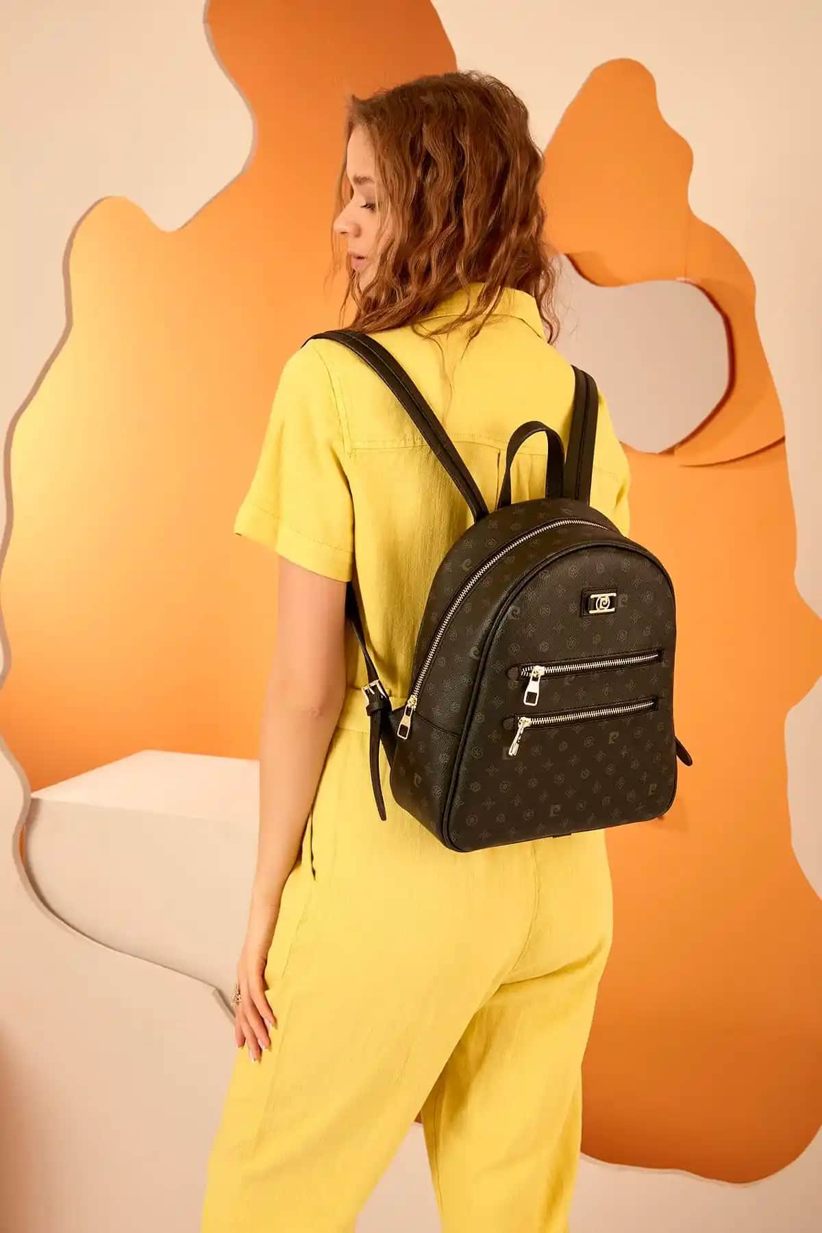 Pierre Cardin Kadın Sırt Çantaları Karşılaştırması: Siyah Monogram ve Vizon Modelleri