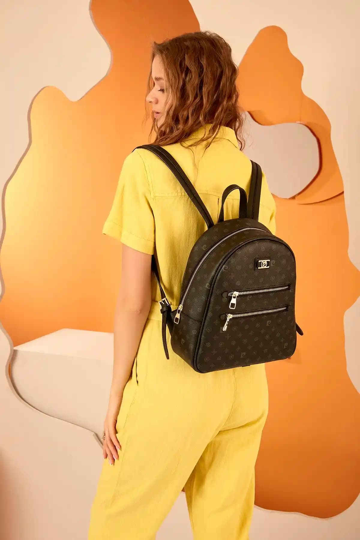 Pierre Cardin Kadın Sırt Çantaları Karşılaştırması: Siyah Monogram ve Vizon Modelleri